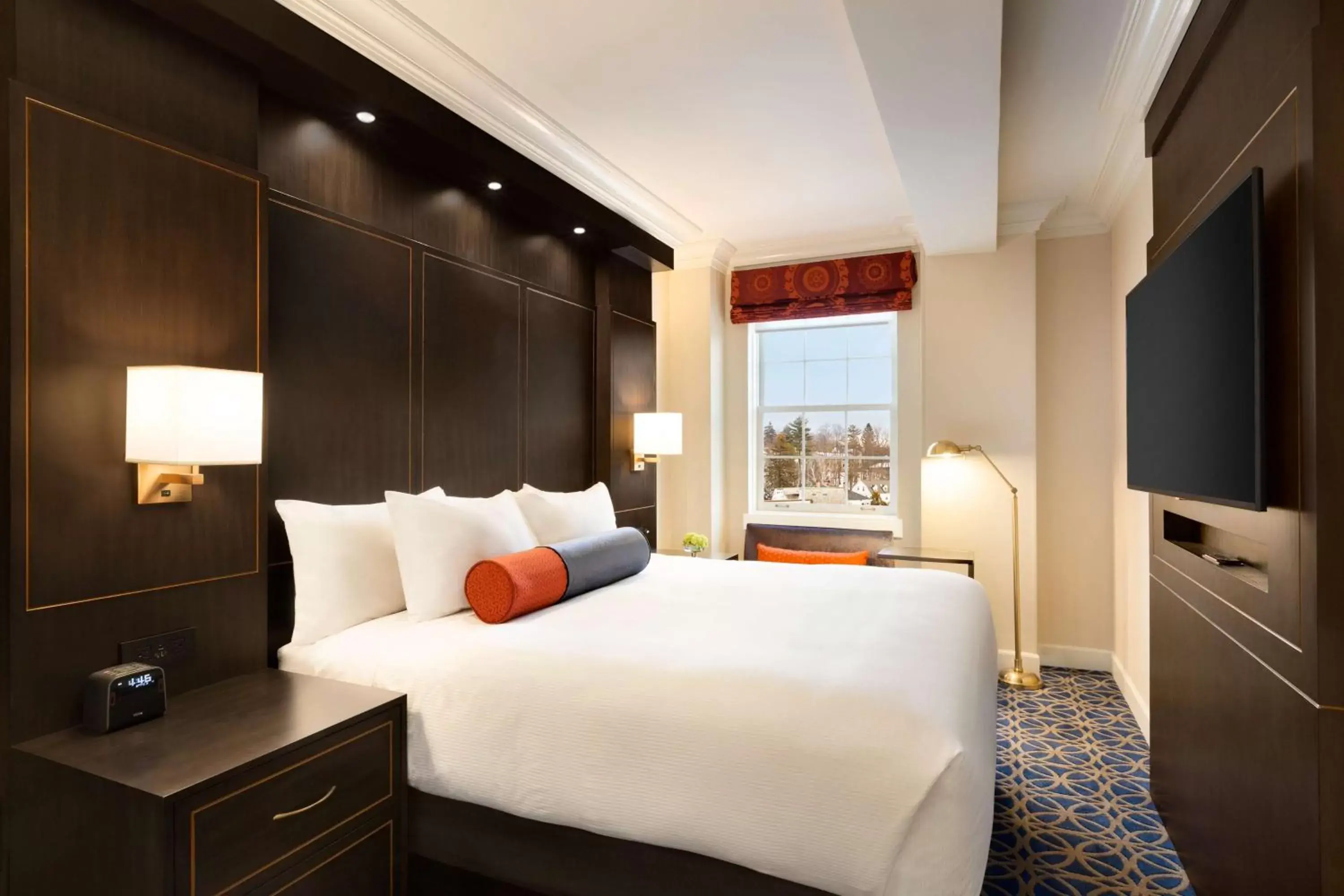 Bedroom, Bed in Hotel Saranac, Curio Collection By Hilton