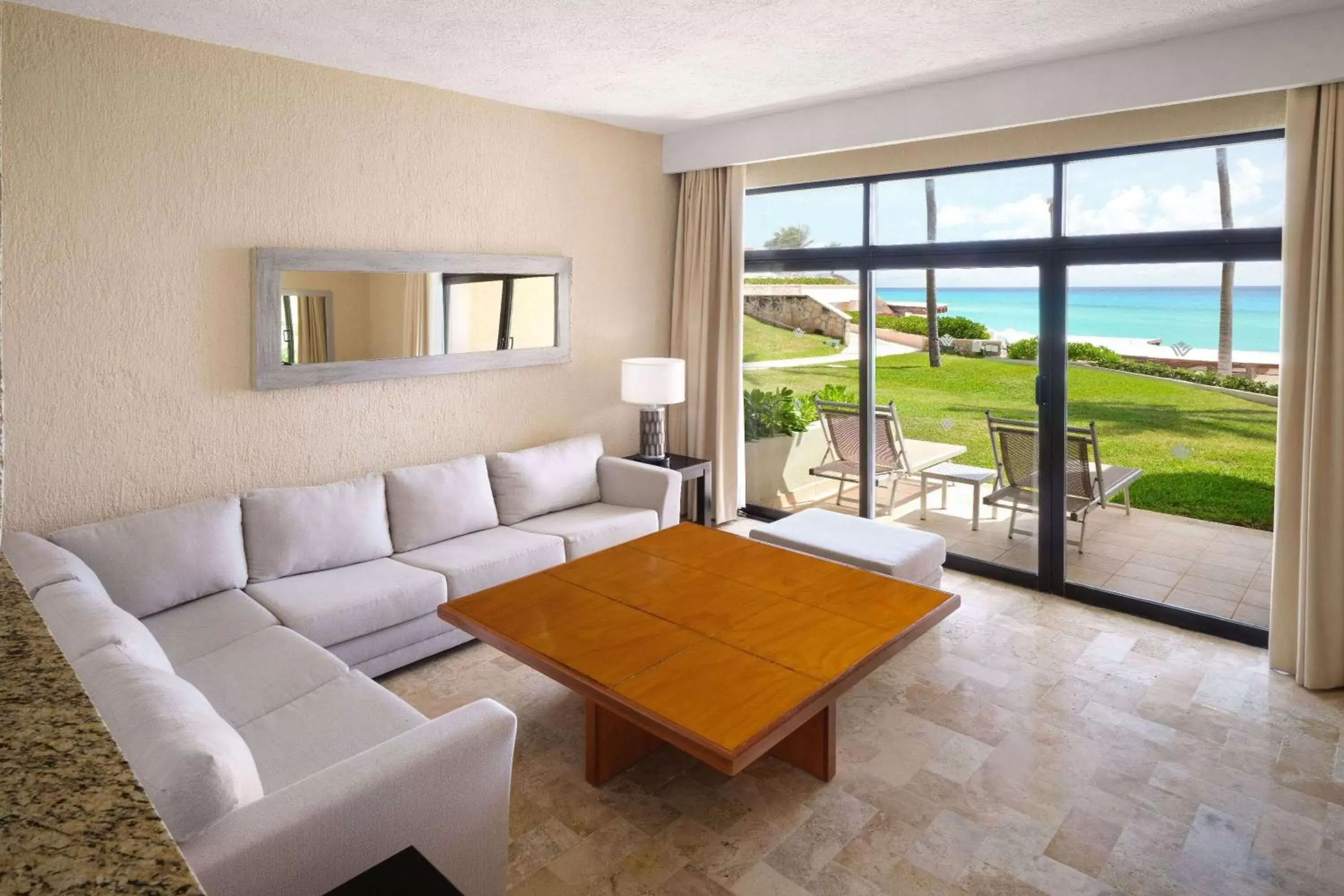 Bed, Seating Area in Wyndham Grand Cancun All Inclusive Resort & Villas