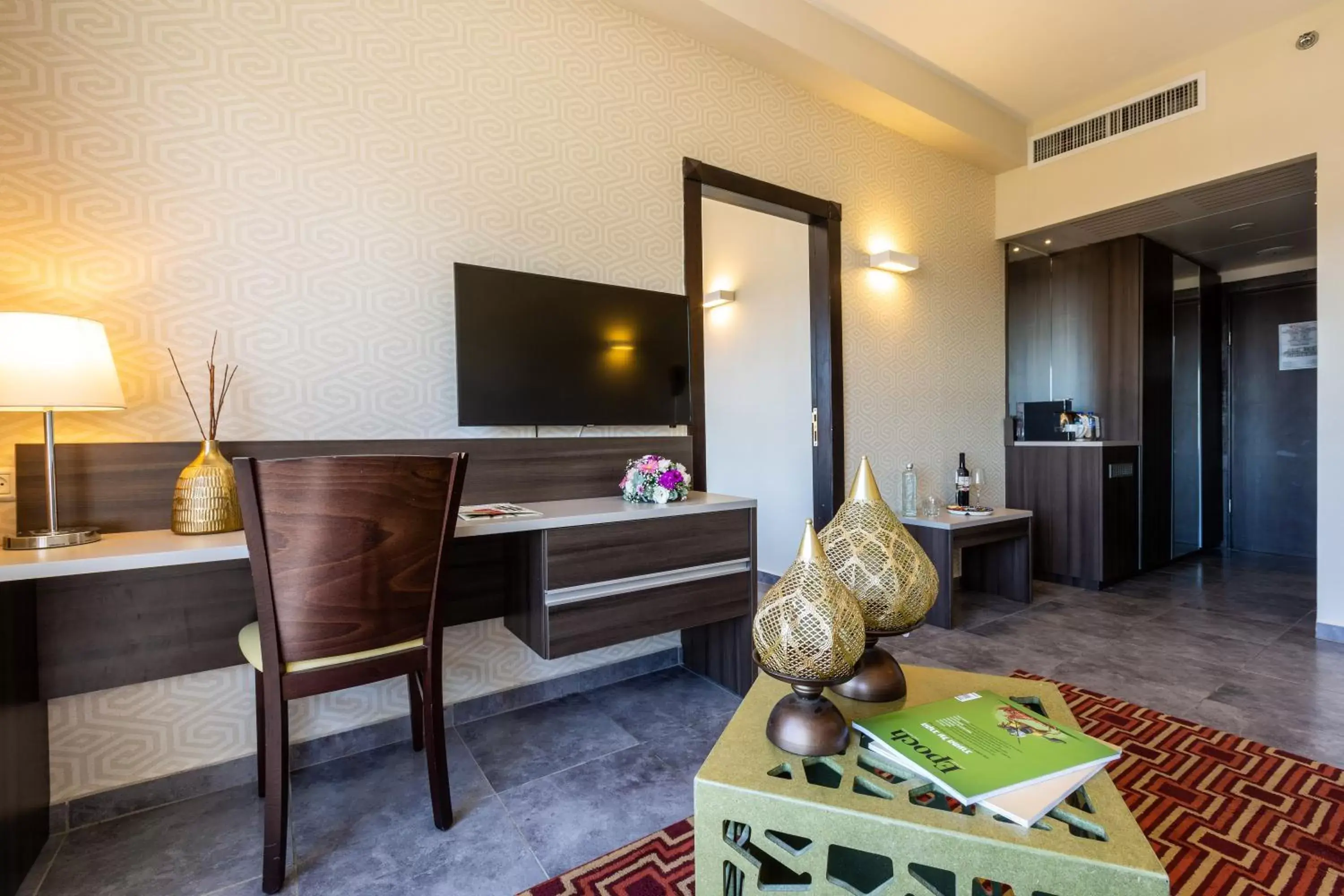 TV and multimedia, TV/Entertainment Center in Ramada Olivie Nazareth