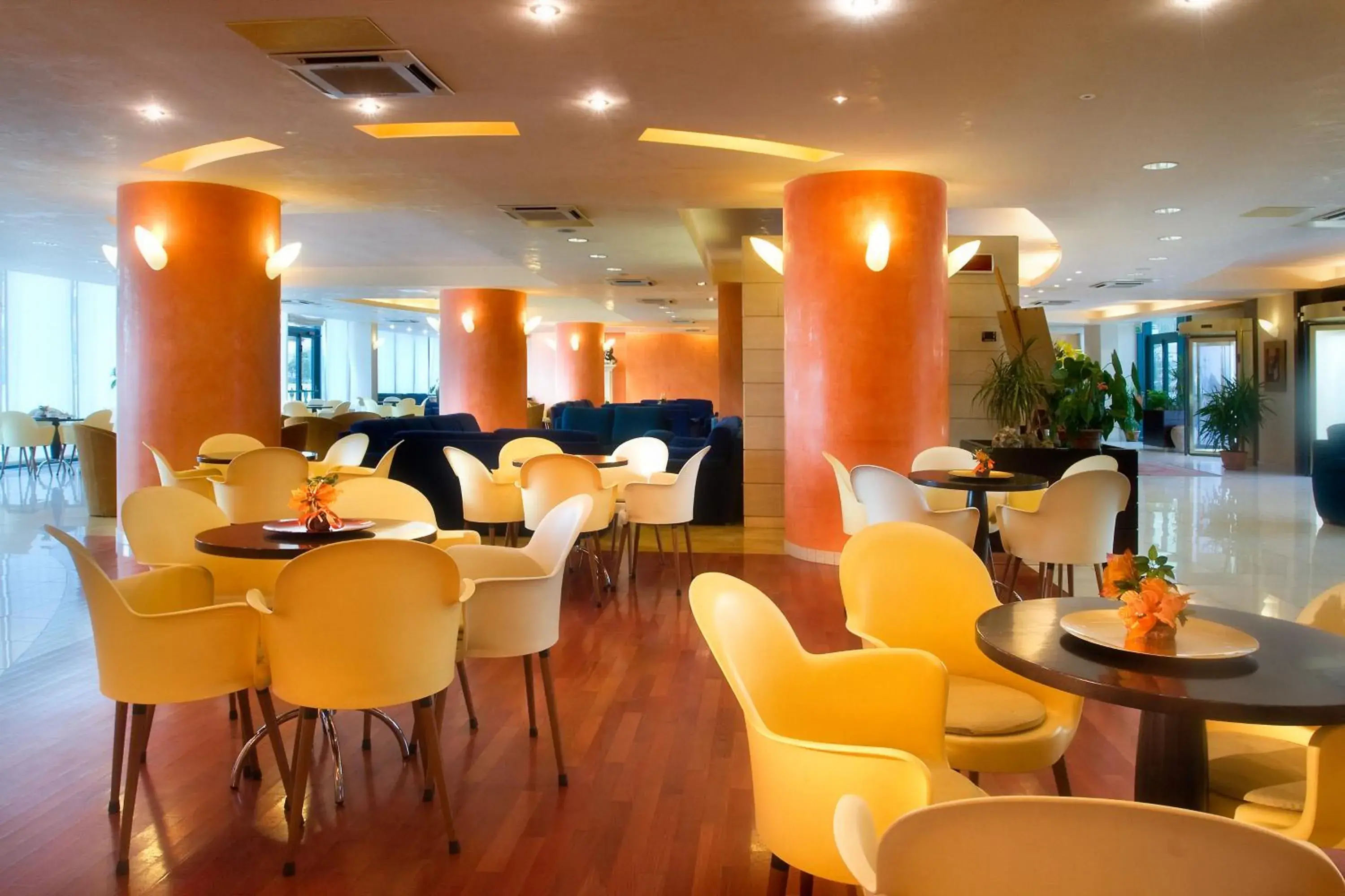 Lobby or reception, Lounge/Bar in Gran Paradiso Hotel Spa