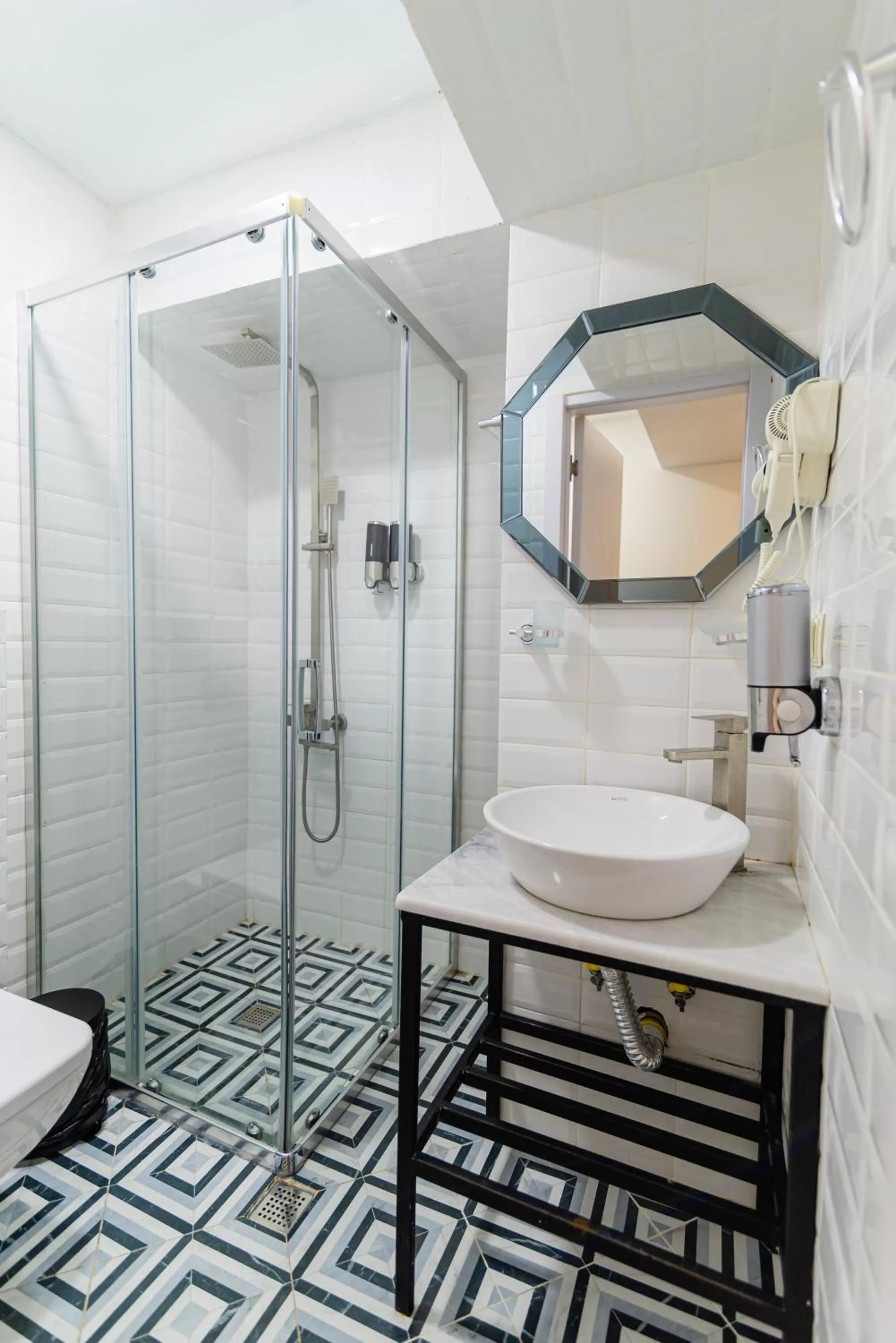 Shower in Royal Plaza Hotel