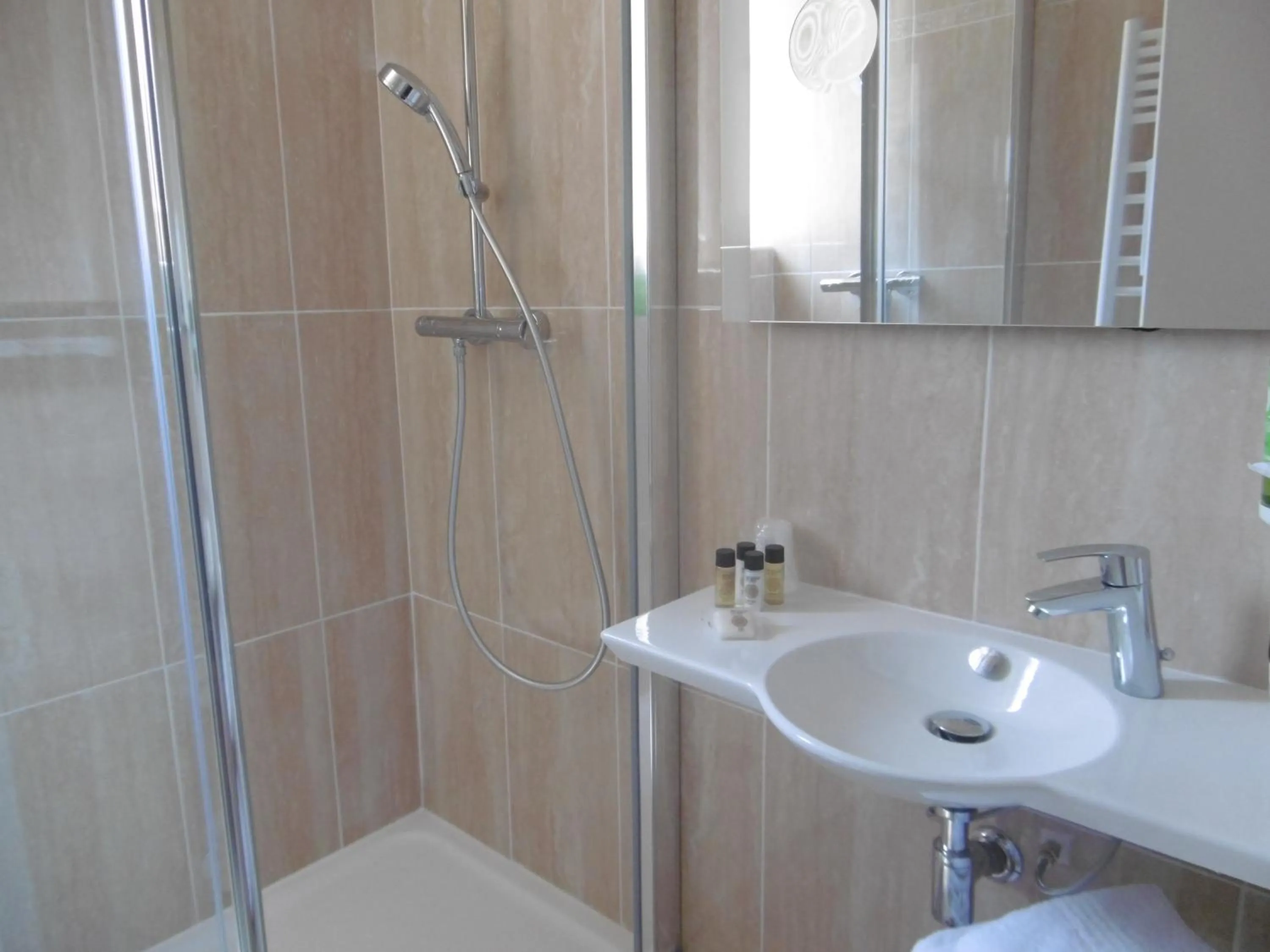 Shower in Hôtel La Flore