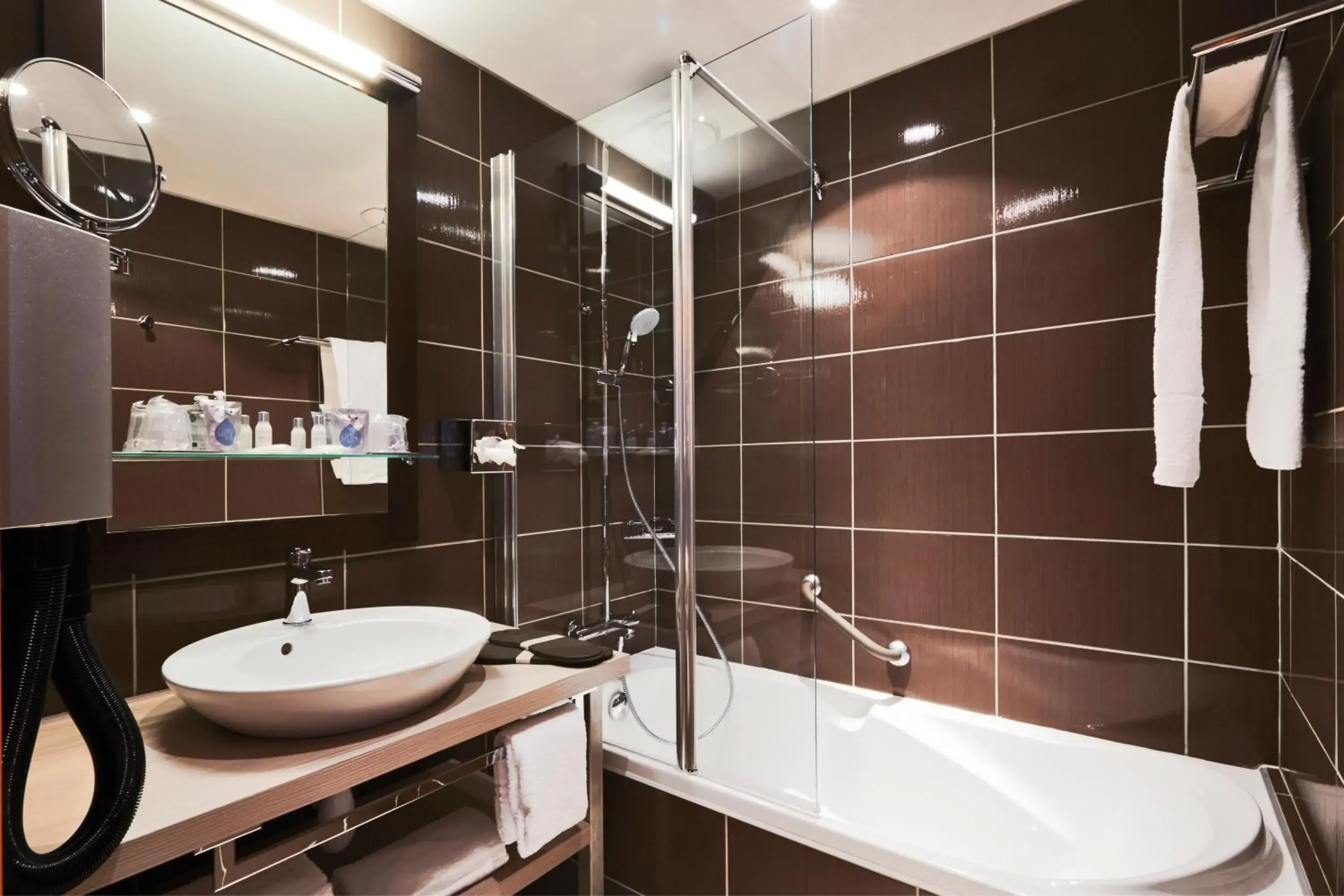 Bathroom in Kyriad Prestige Dijon Nord - Valmy