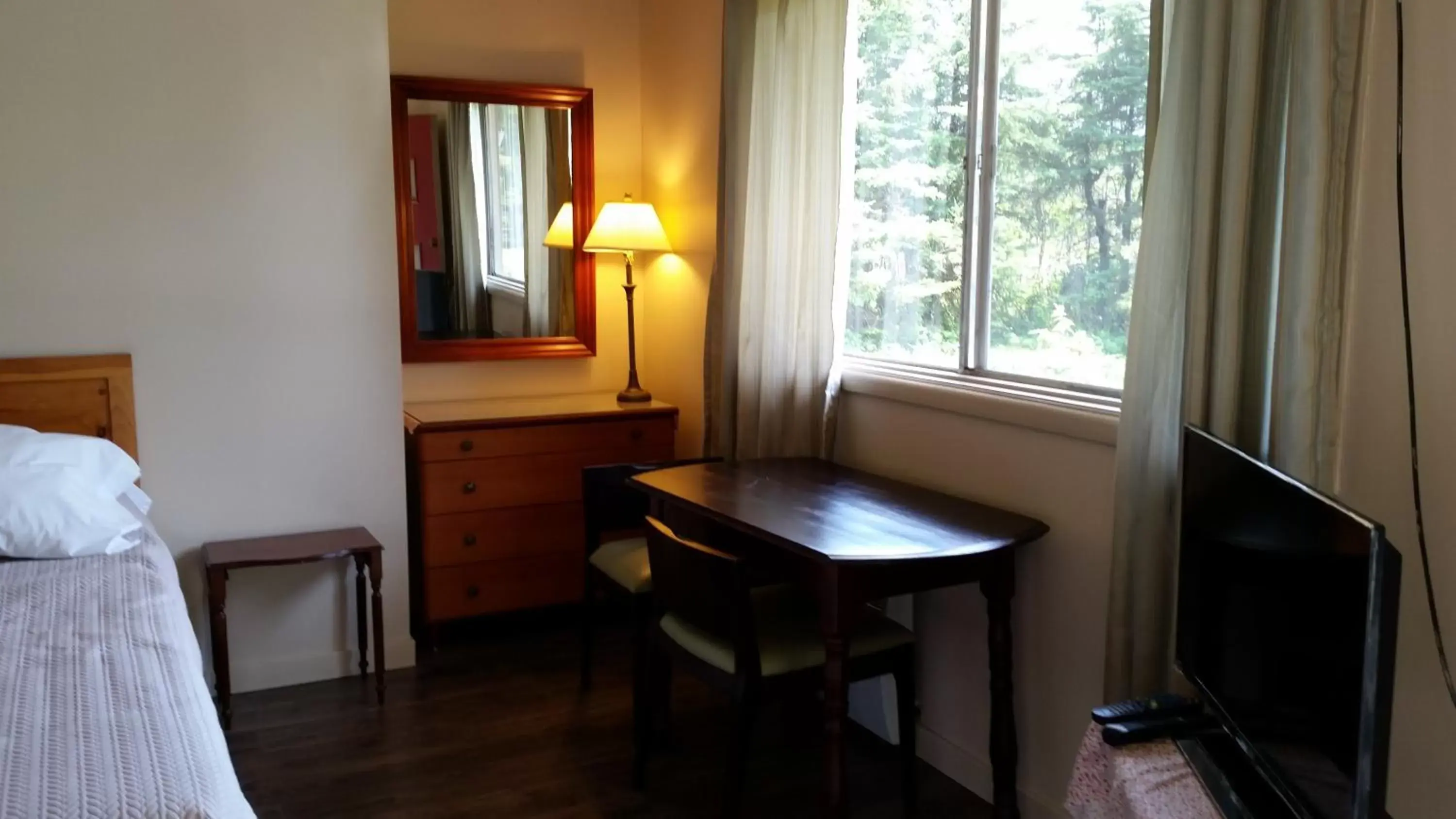 Day, Seating Area in Pinecone Motel