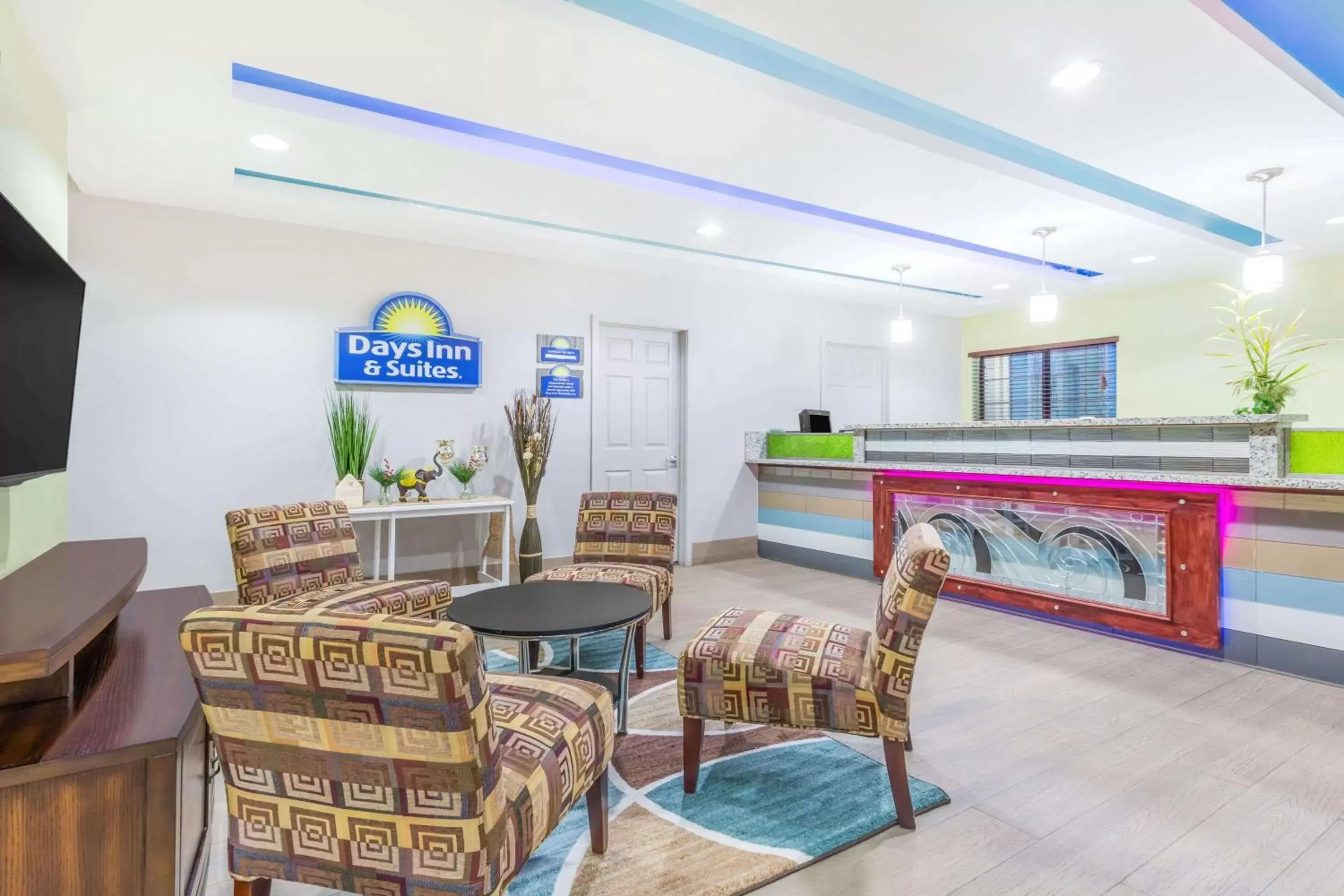 Lobby or reception, Restaurant/Places to Eat in Days Inn & Suites by Wyndham Madisonville