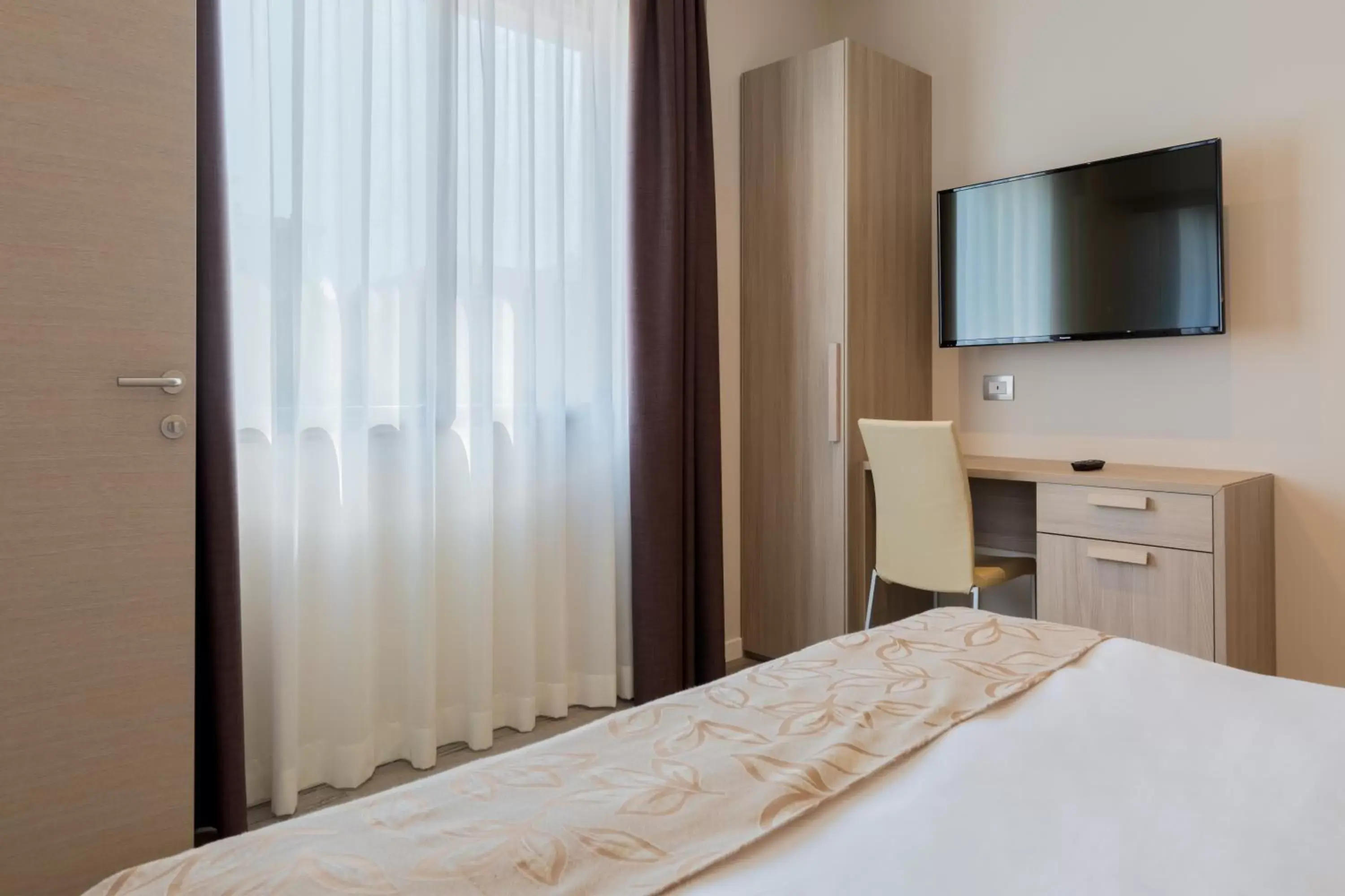 Bed, TV/Entertainment Center in Hotel Delfino Venezia Mestre