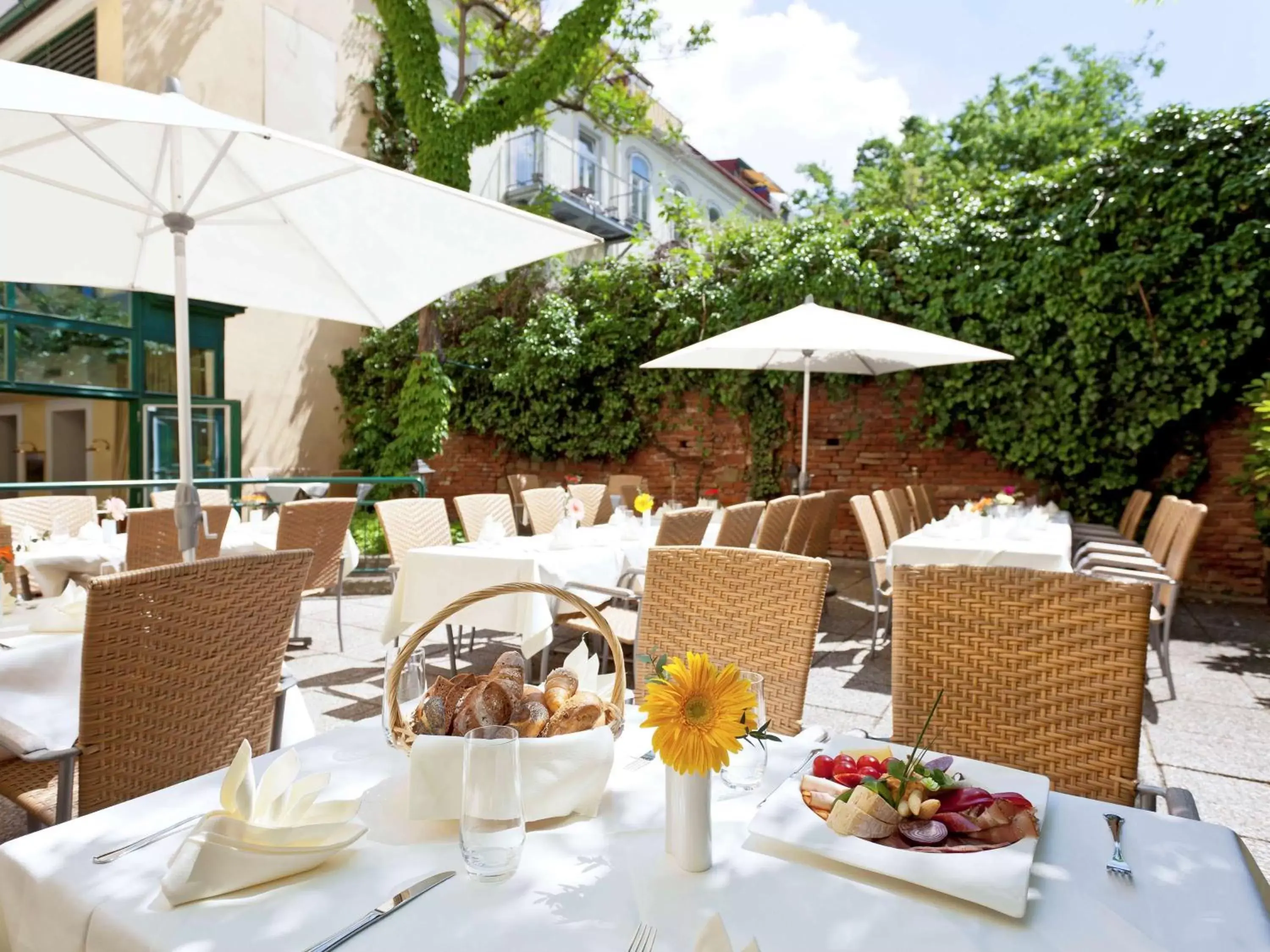 Property building, Restaurant/Places to Eat in Mercure Grand Hotel Biedermeier Wien