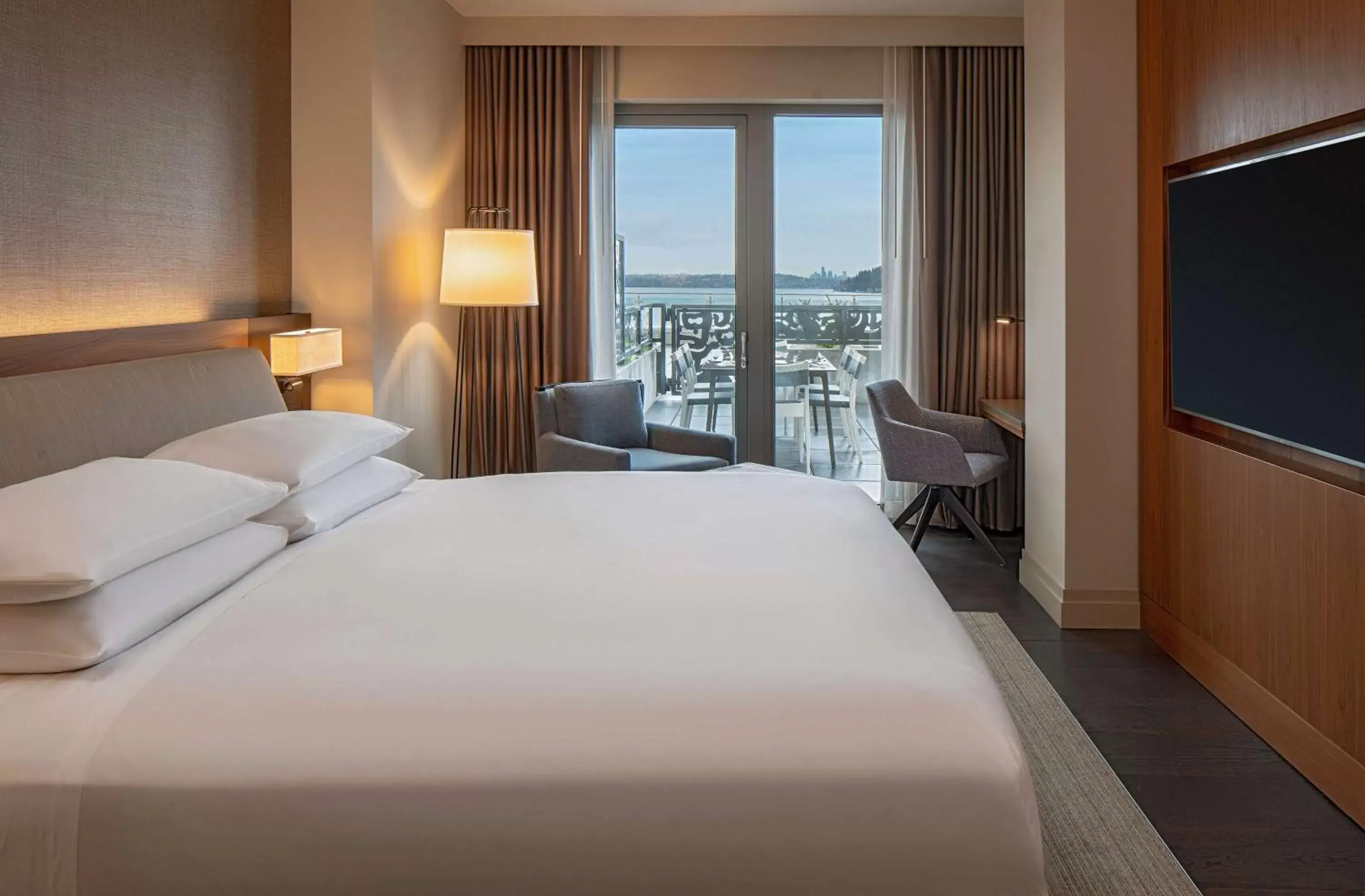 Photo of the whole room, Bed in Hyatt Regency Lake Washington at Seattle's Southport