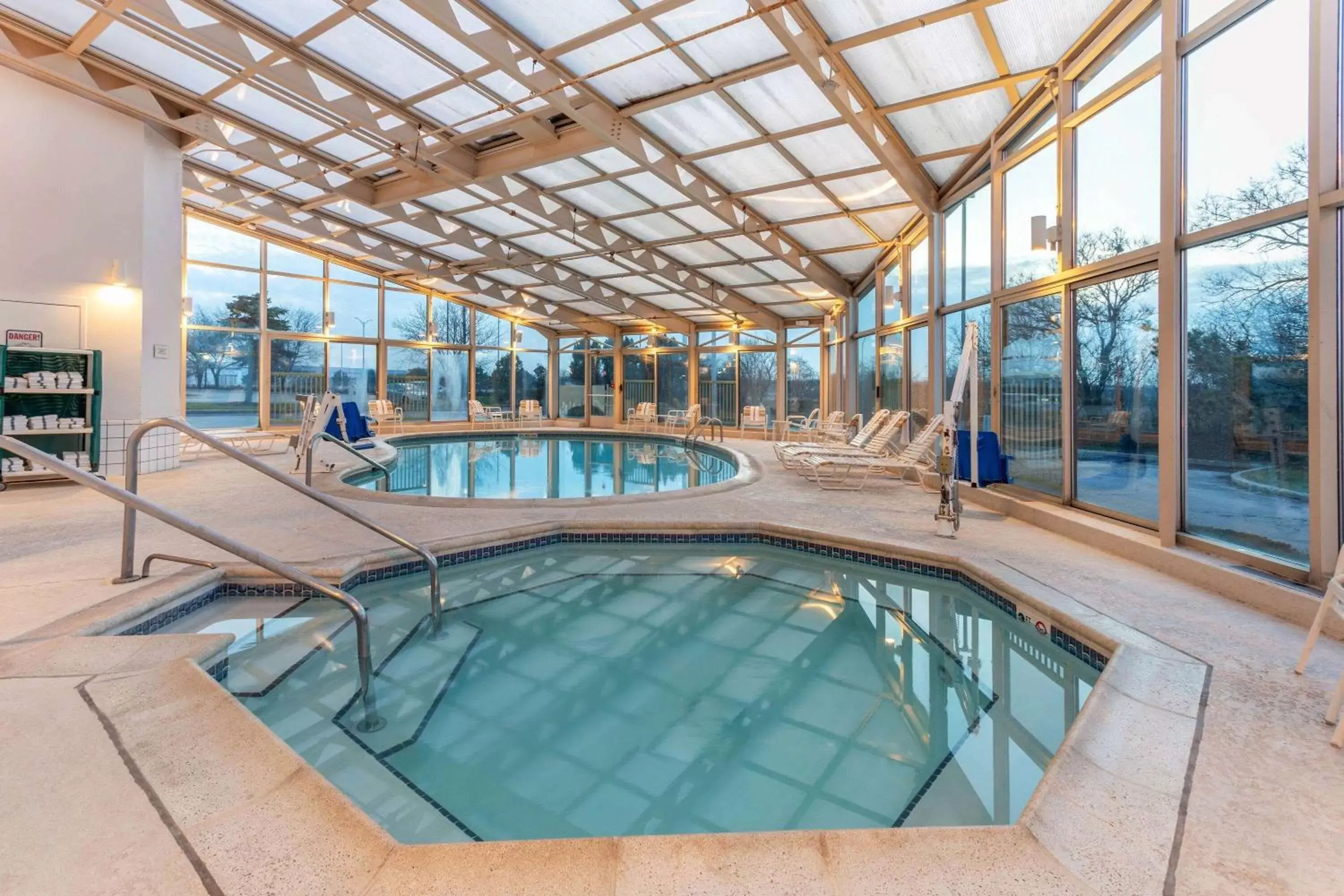 Hot Tub, Swimming Pool in La Quinta by Wyndham Chicago Gurnee
