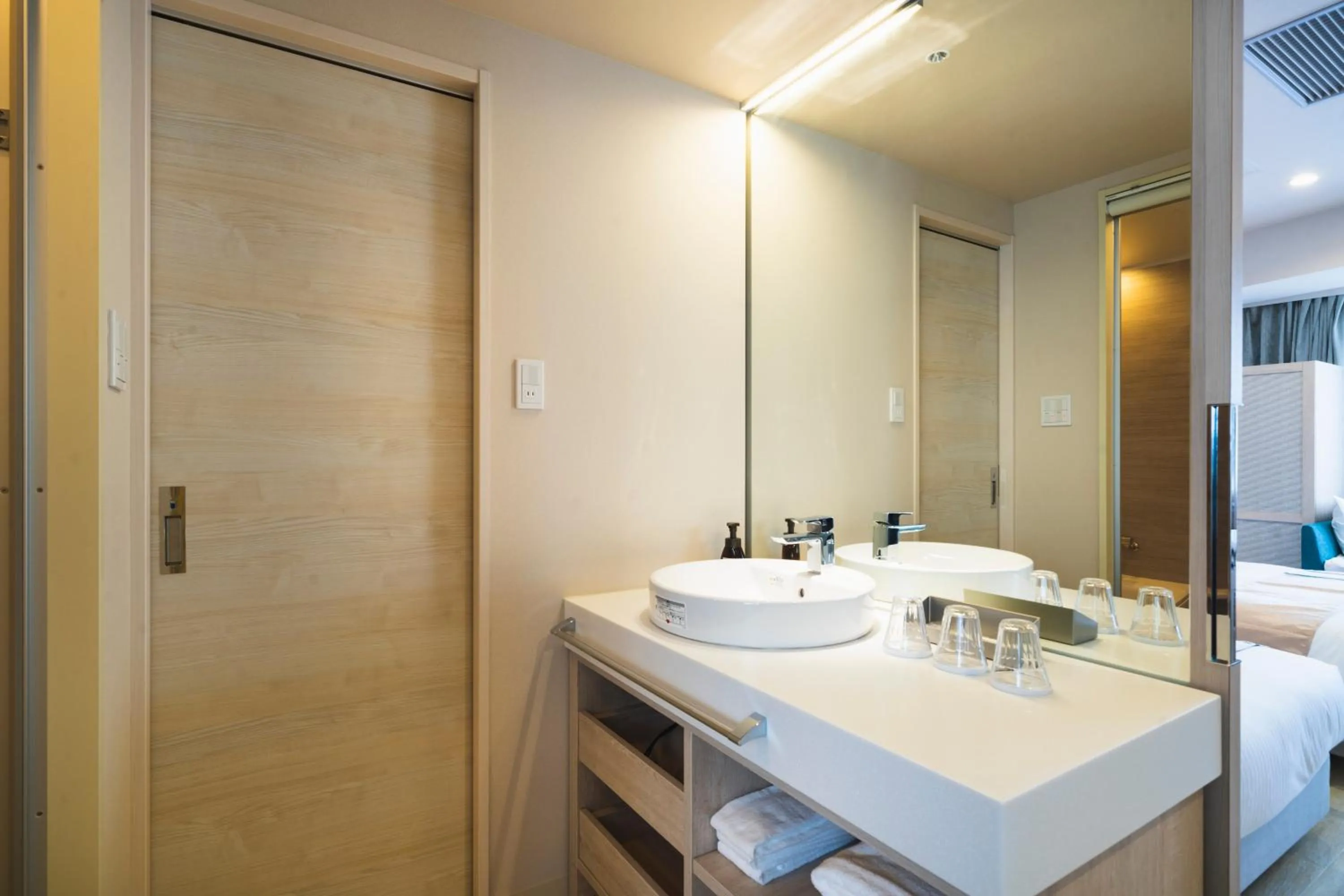 Bathroom in Rembrandt Style Naha