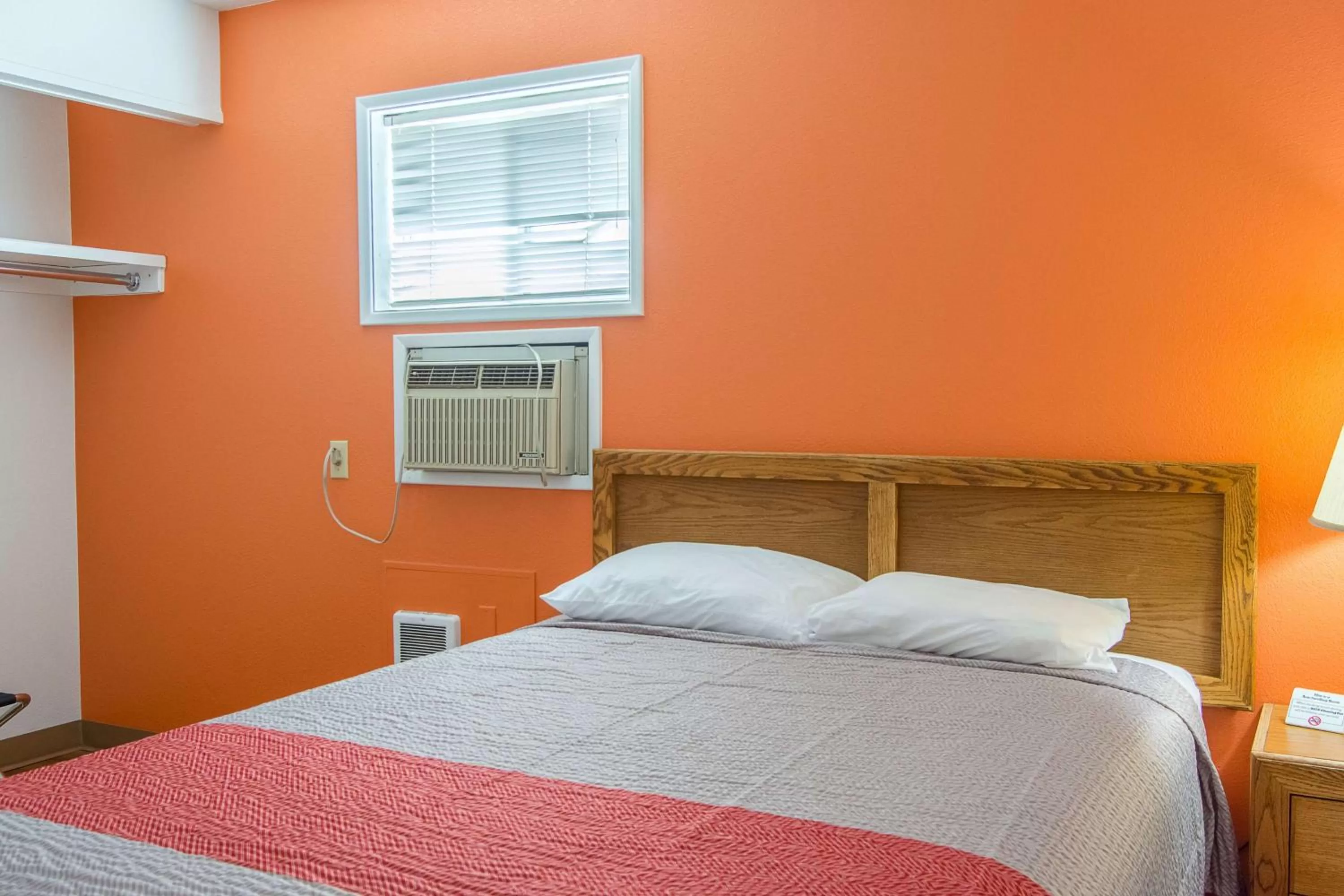 Photo of the whole room, Bed in Motel 6-Madras, OR