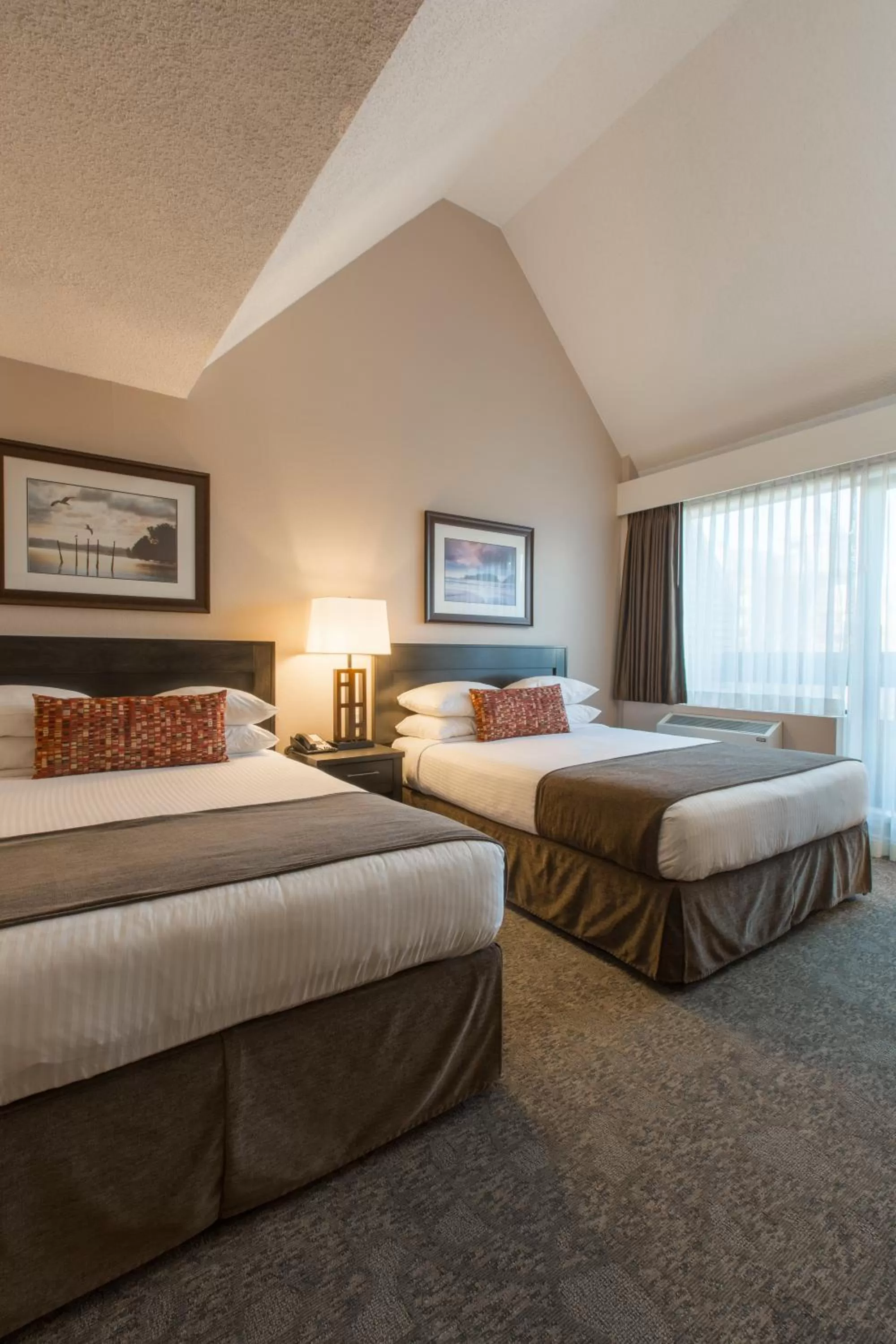 Bedroom, Bed in The Embassy Inn