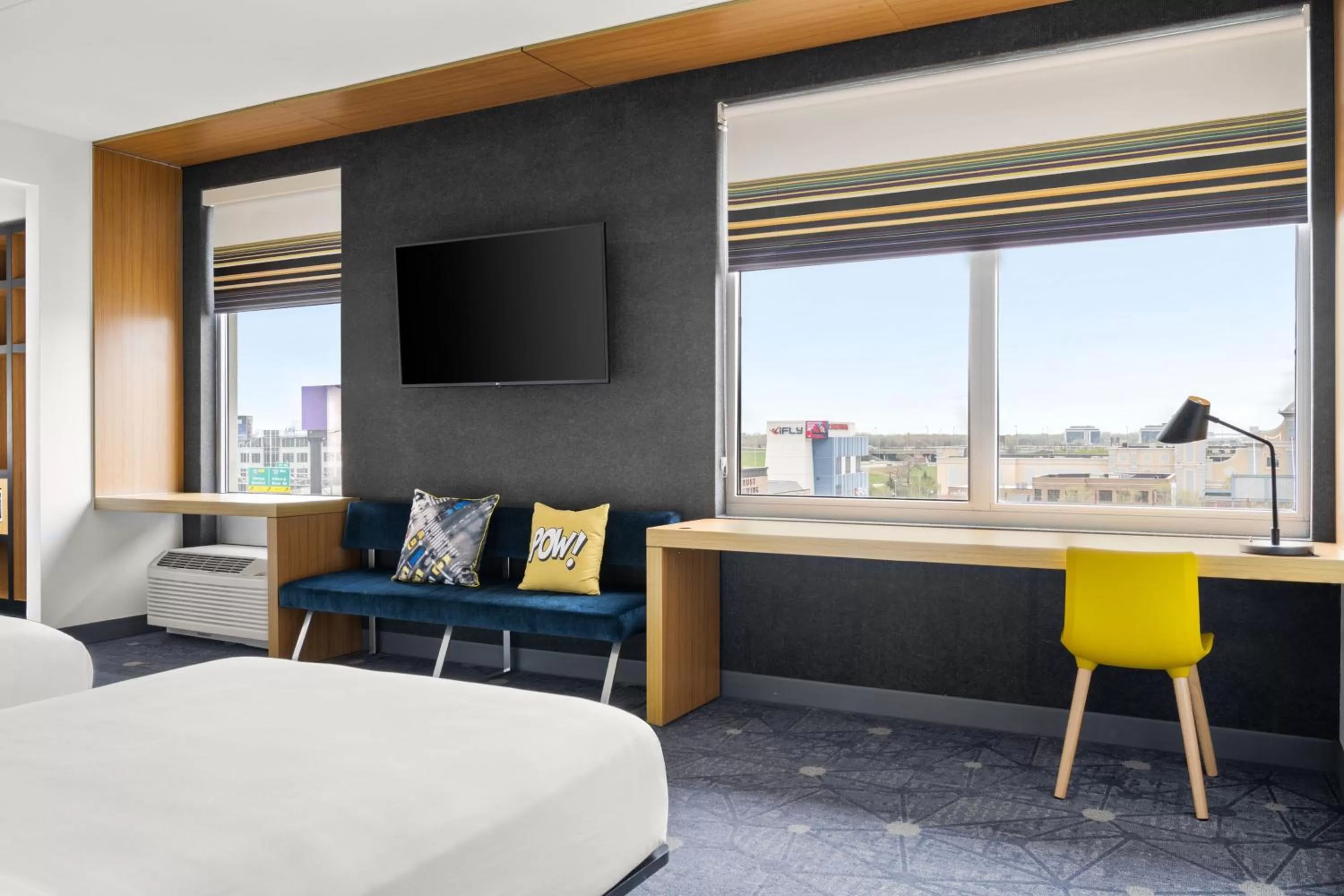 Photo of the whole room, Bed in Aloft Chicago O'Hare
