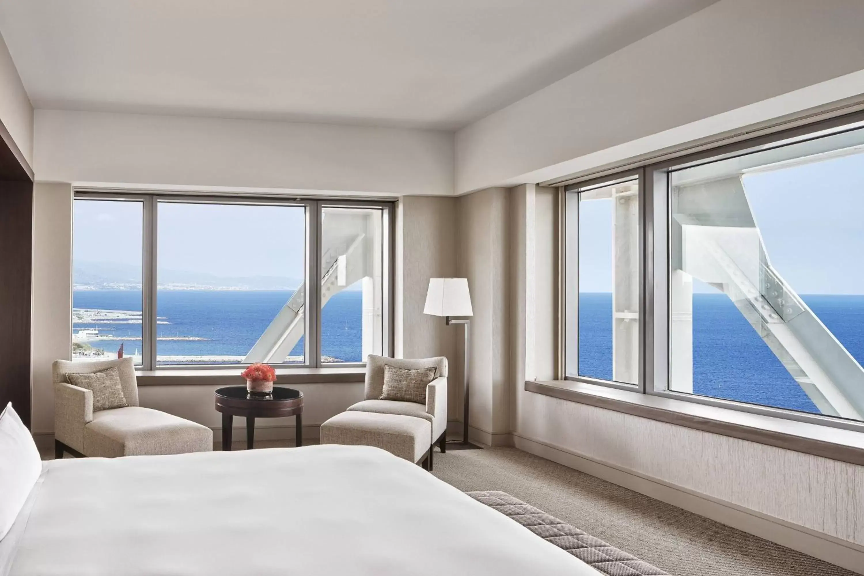 Photo of the whole room, Sea View in Hotel Arts Barcelona