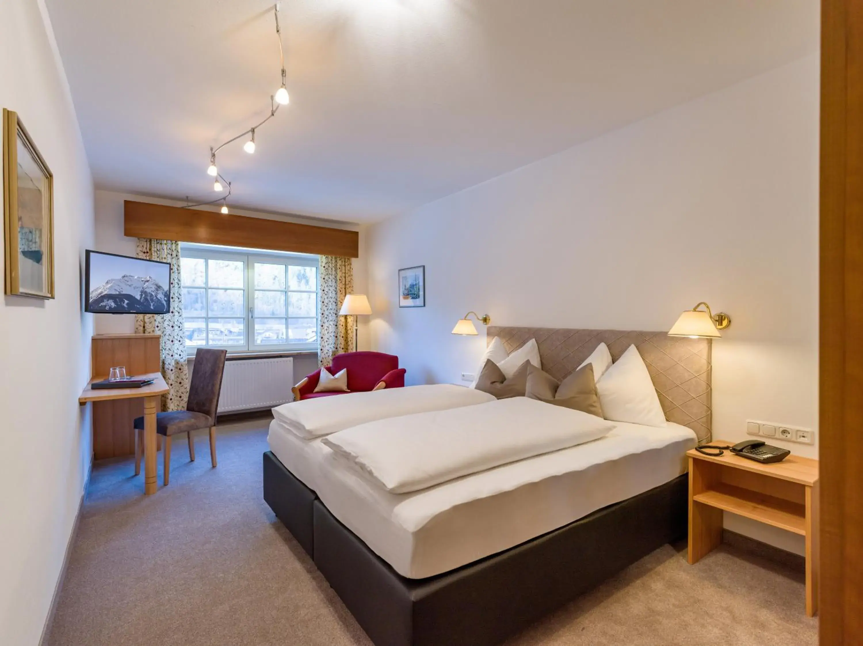 Bedroom, Bed in Alpenhotel Kramerwirt