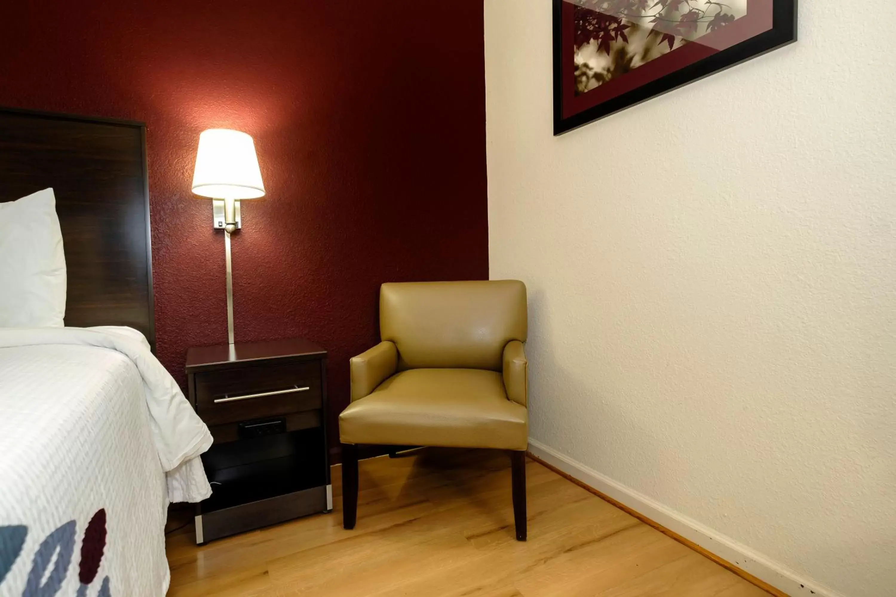 Photo of the whole room, Seating Area in Red Roof Inn Hillsville