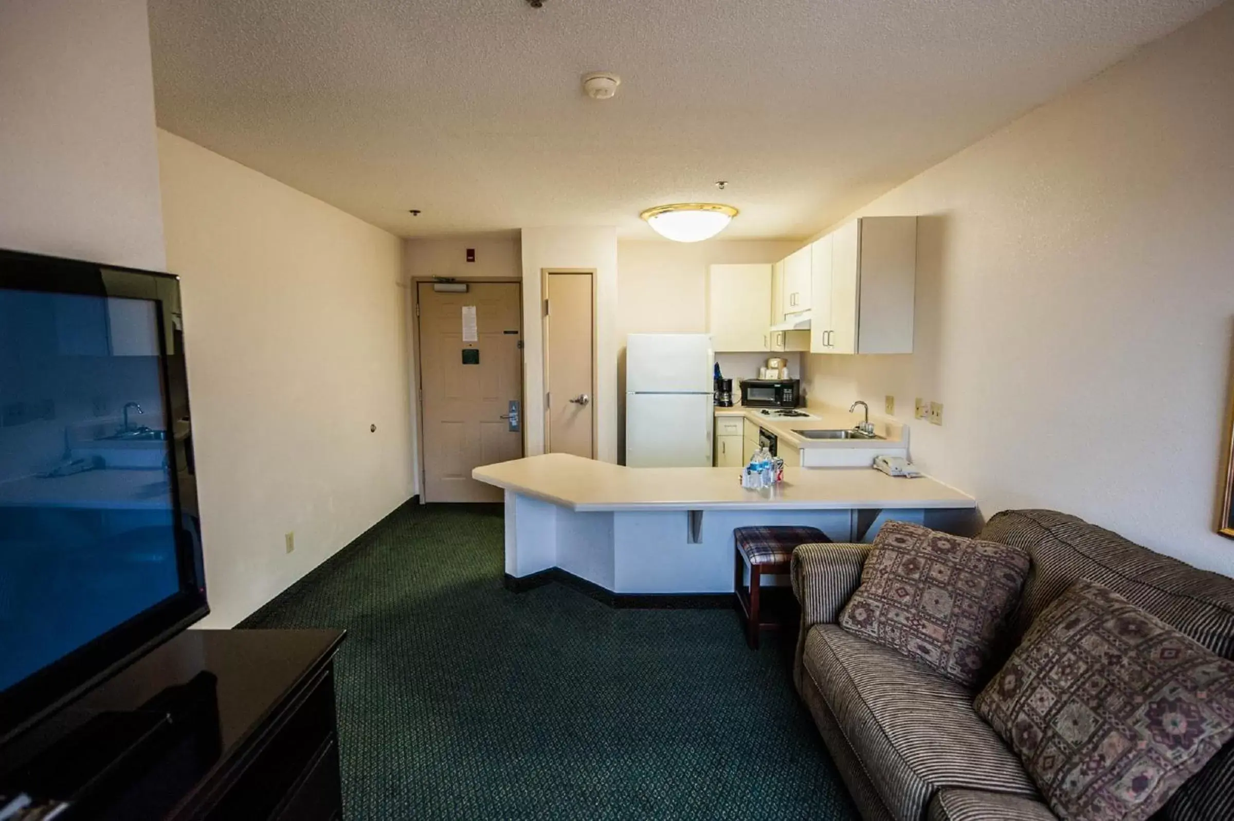 Photo of the whole room, Seating Area in Greystone Inn & Suites