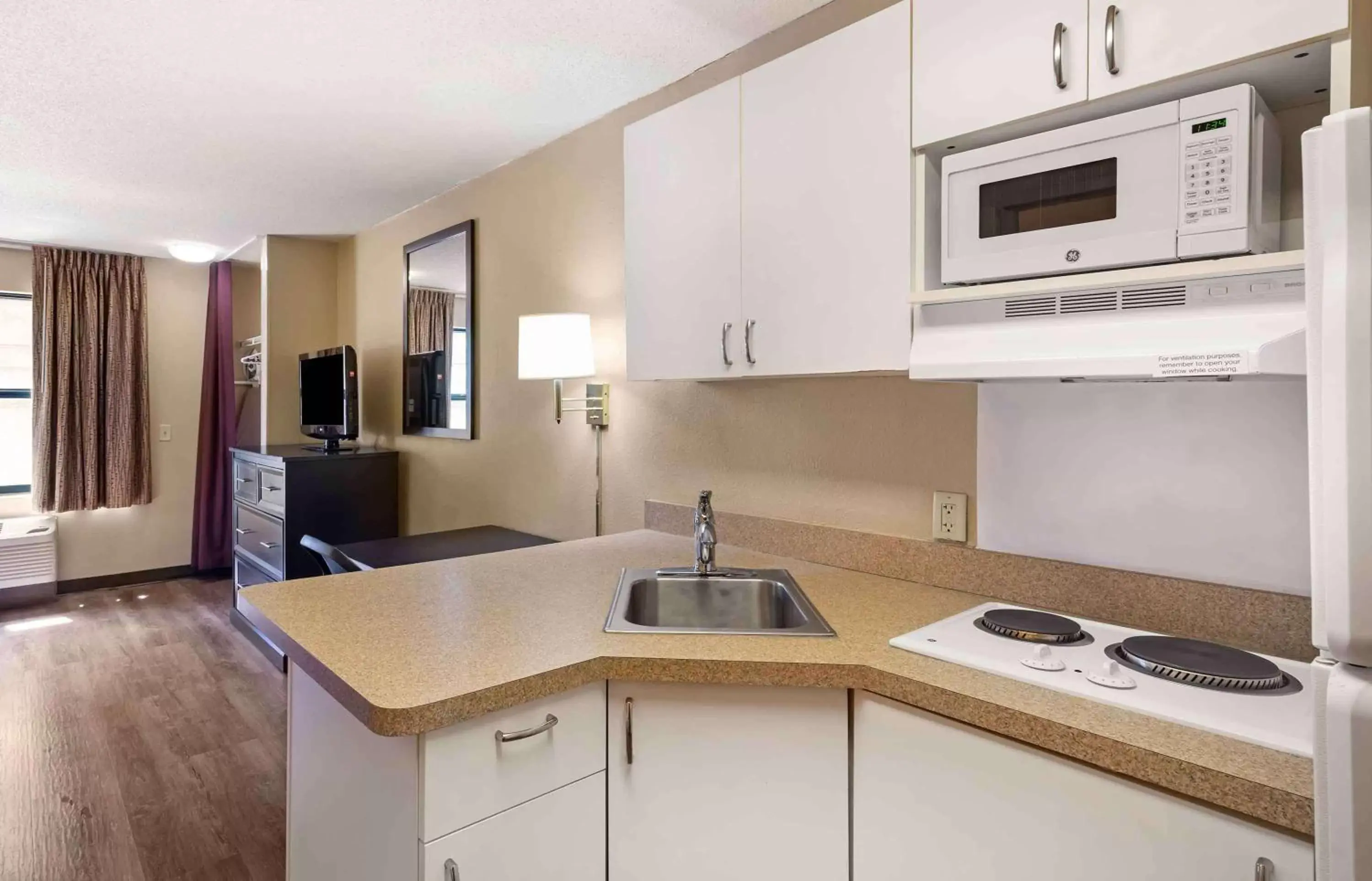 Bedroom, Kitchen/Kitchenette in Extended Stay America Suites - Nashua - Manchester