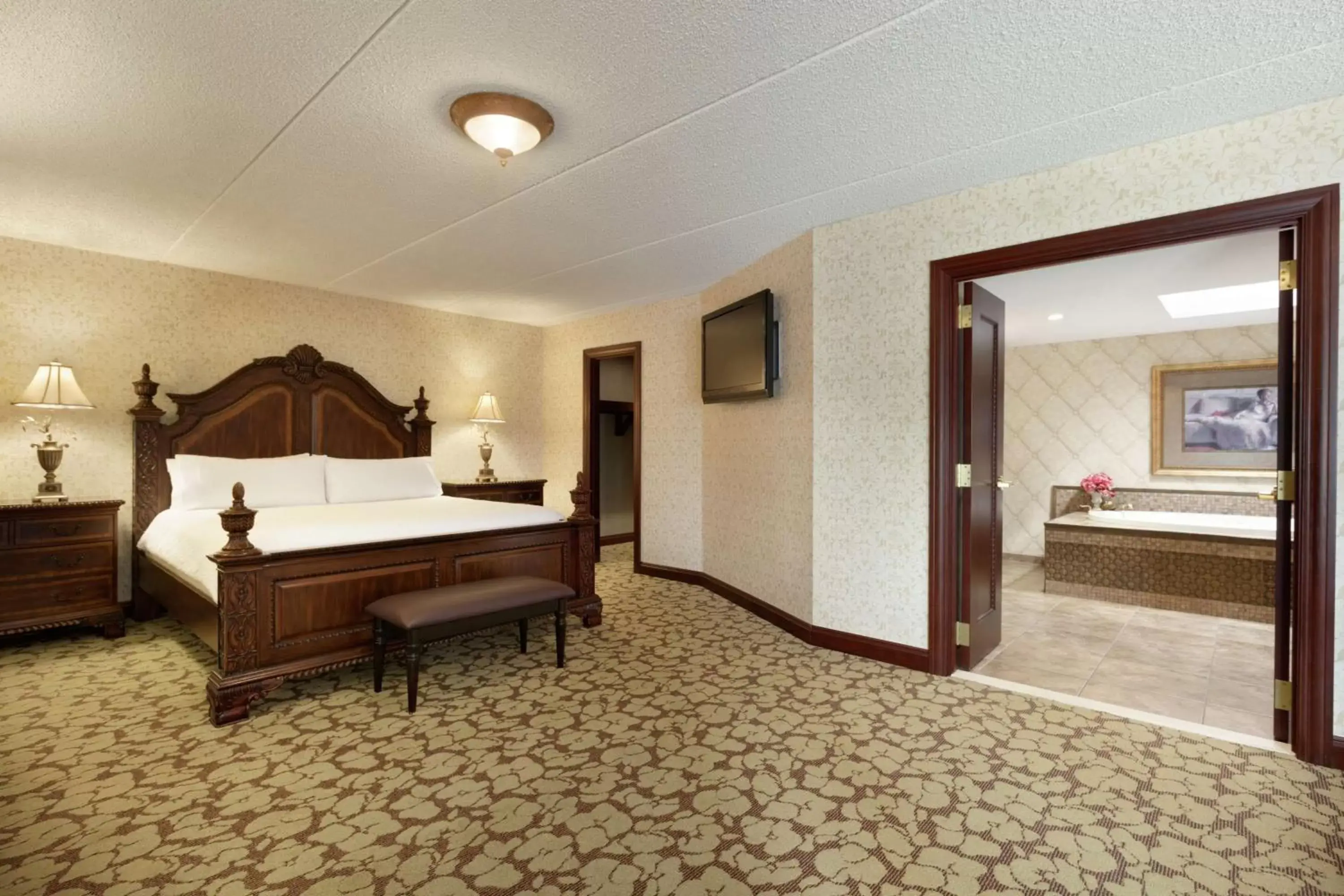 Bathroom, Bed in Hilton Garden Inn Rochester/Pittsford