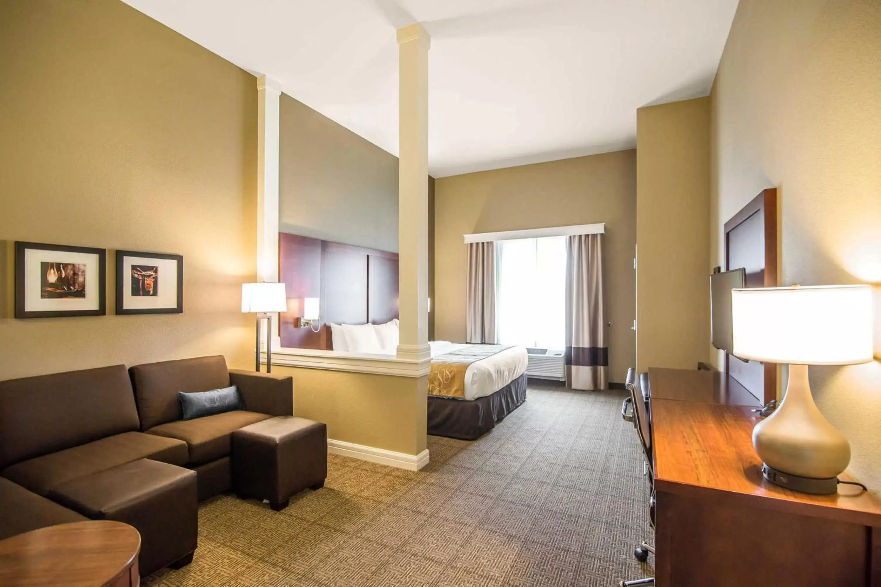 Bedroom, Seating Area in Comfort Suites - Dodge City