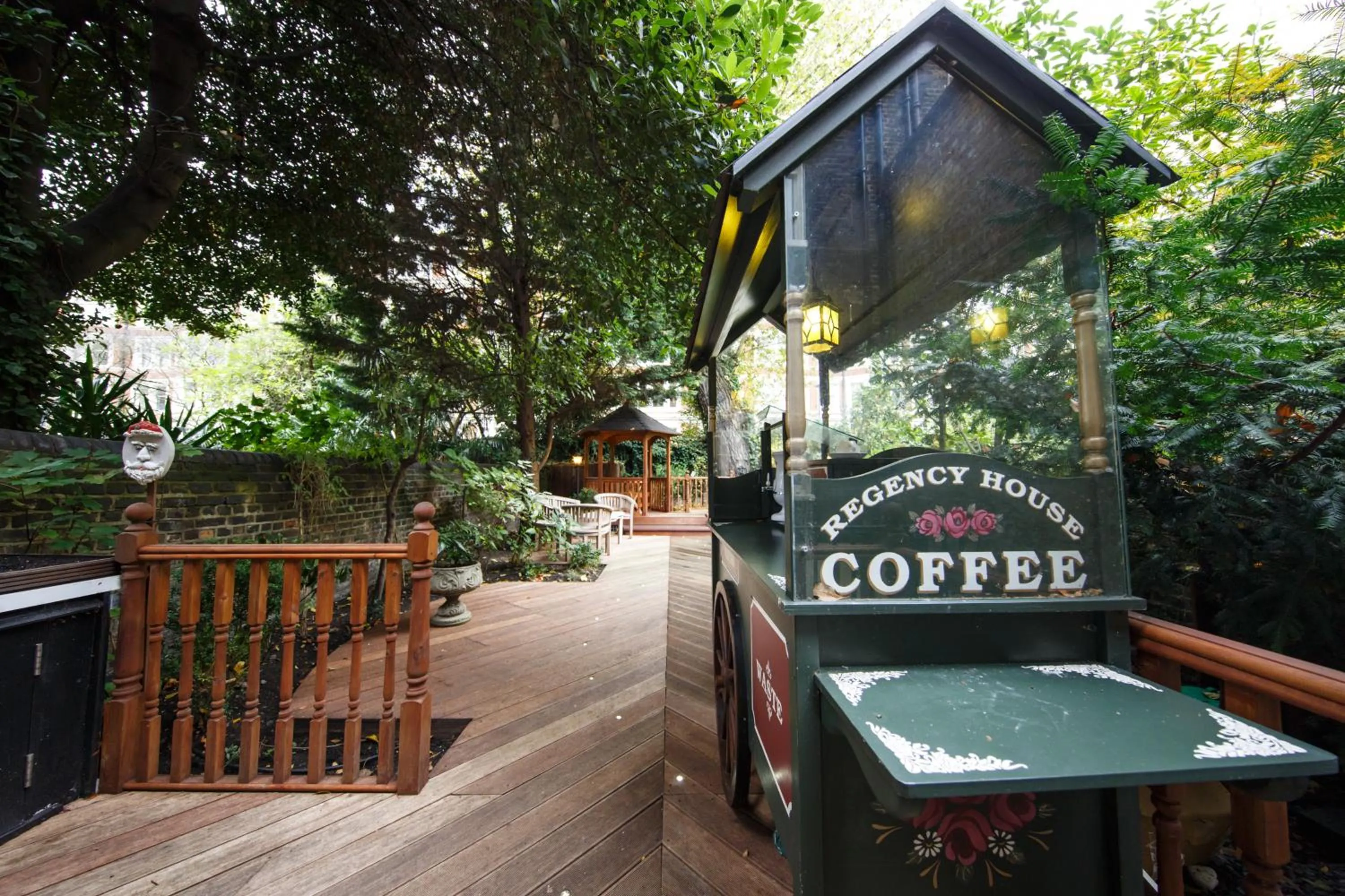 Garden in Regency House Hotel