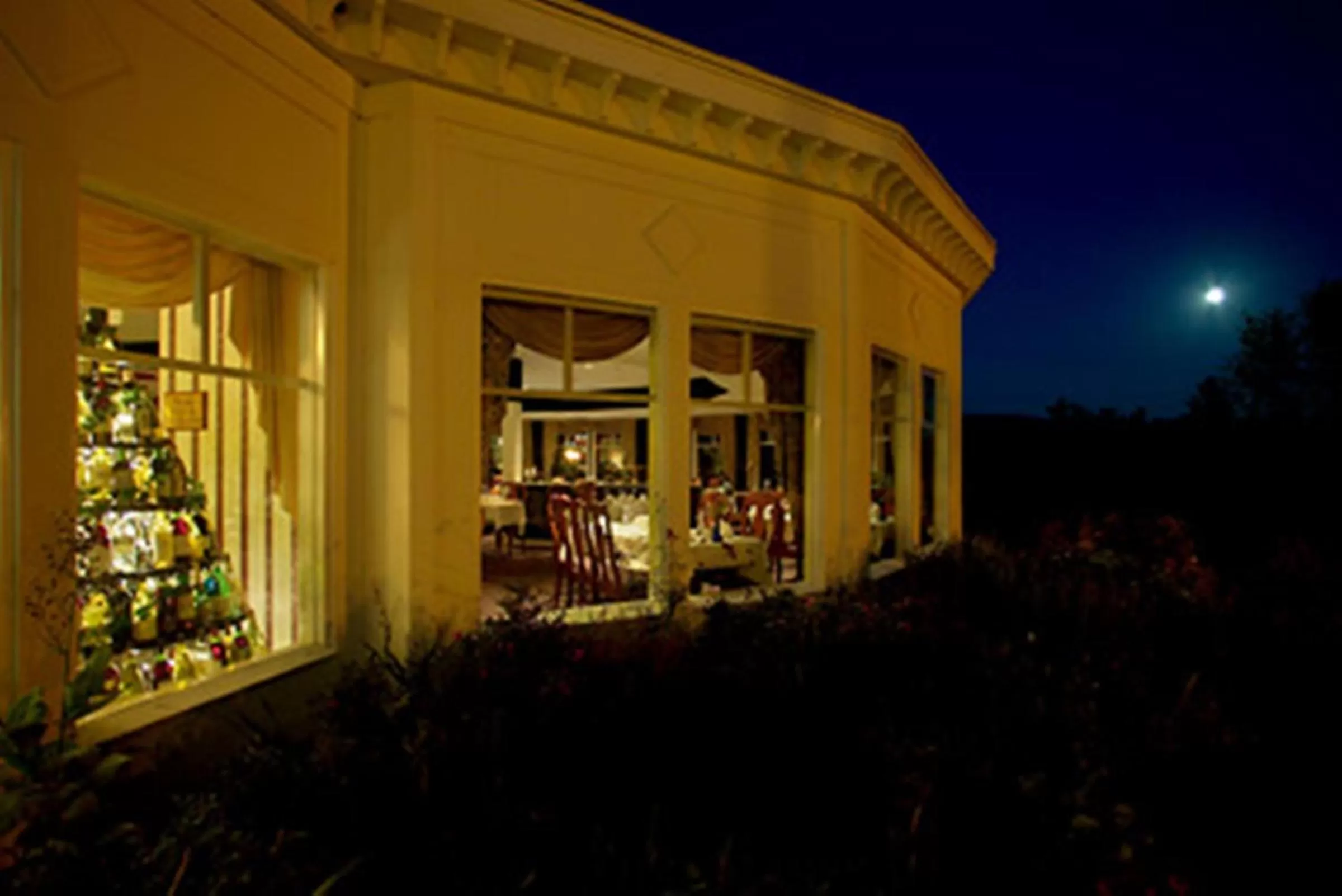 Facade/entrance in White Mountain Hotel and Resort