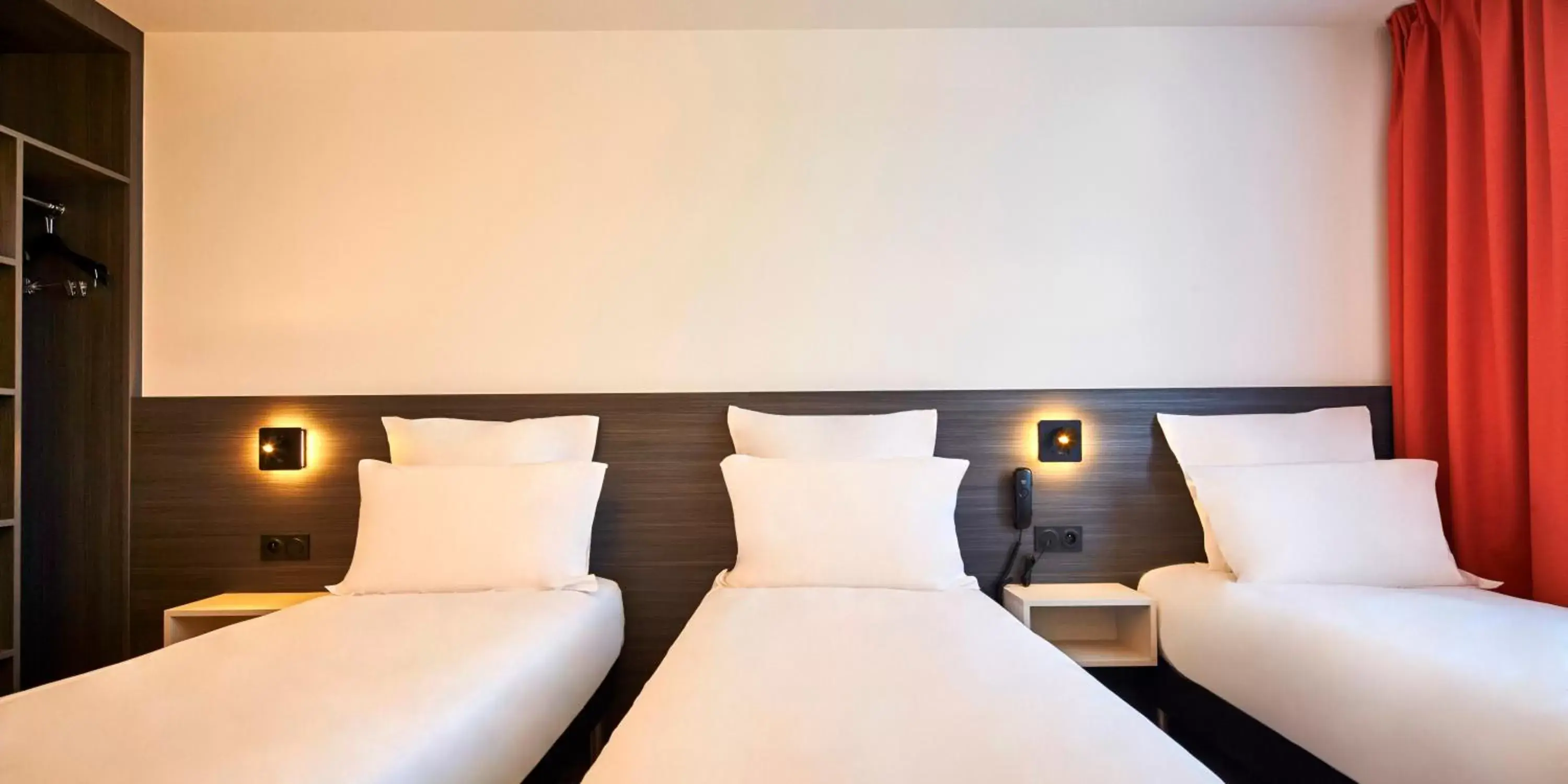 Bedroom, Bed in Kyriad Combs-La-Ville - Senart