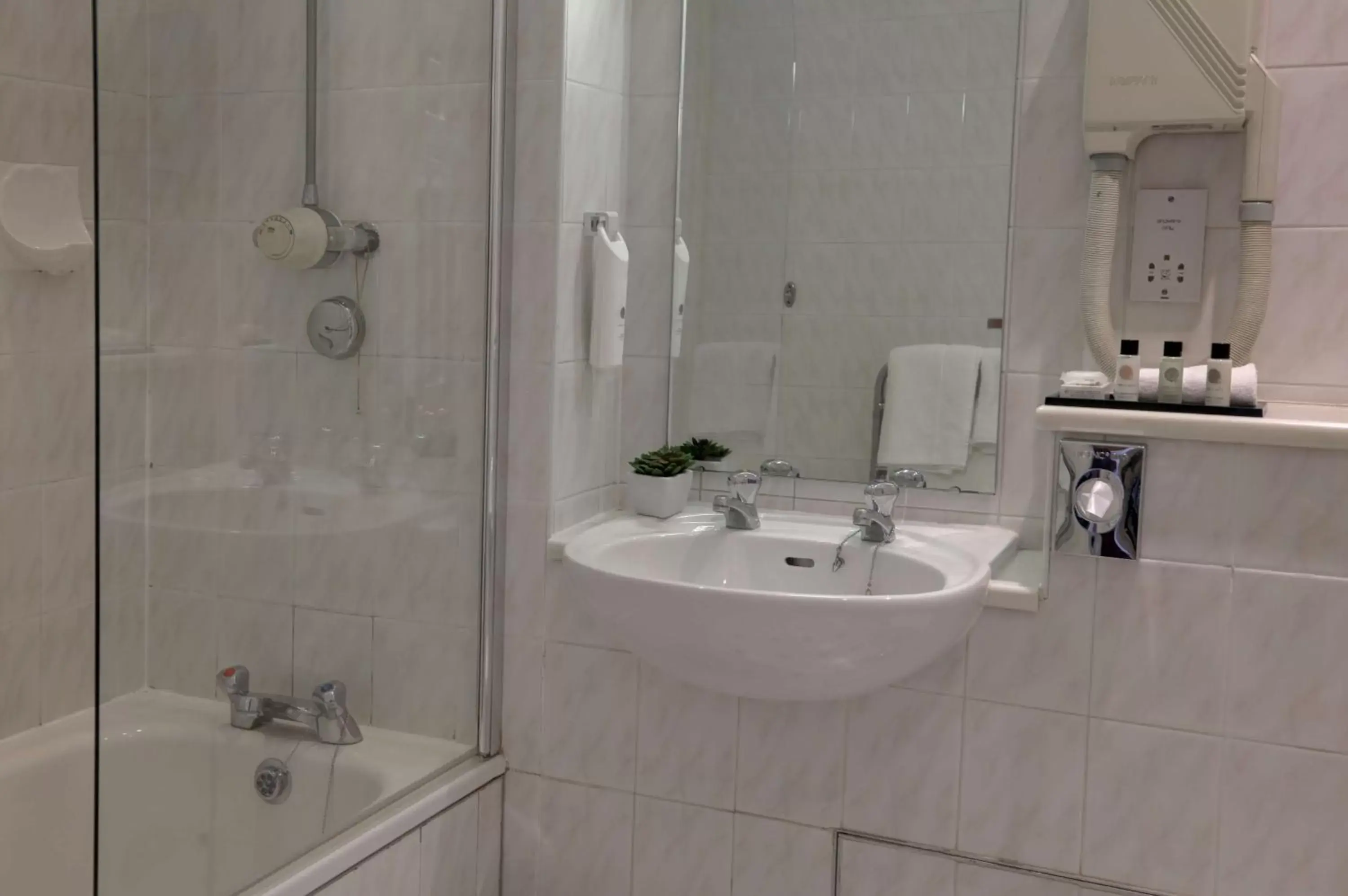 Shower, Bathroom in Crown & Mitre Hotel