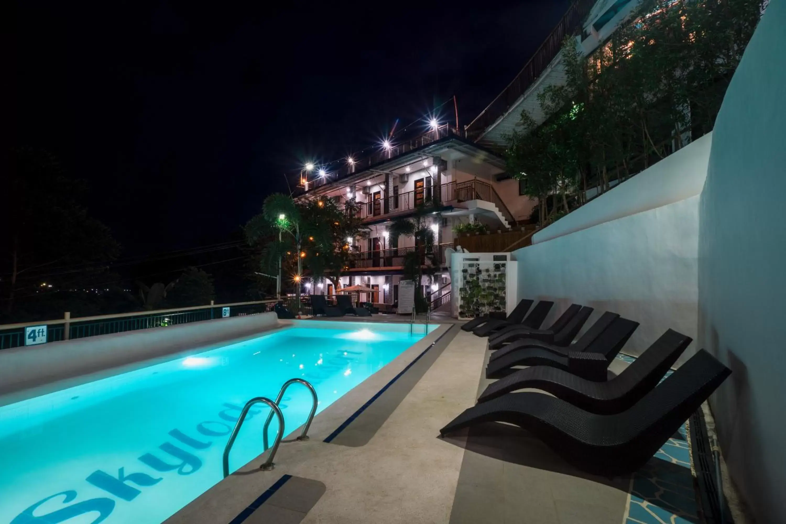 Swimming Pool in Skylodge Resort