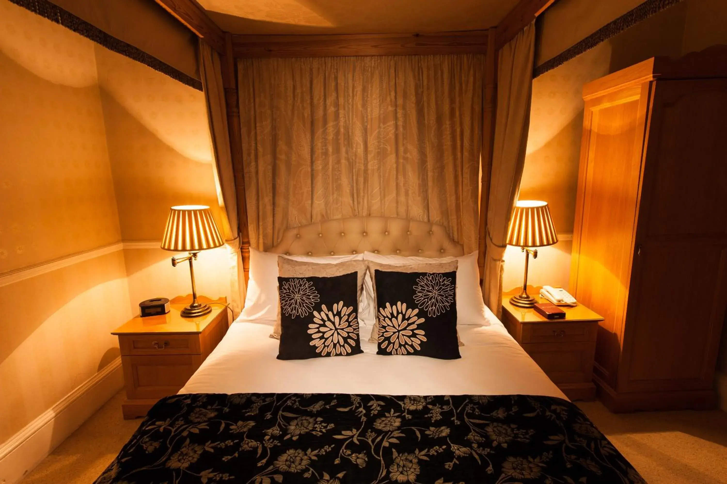 Bedroom, Bed in Kildonan Lodge Hotel