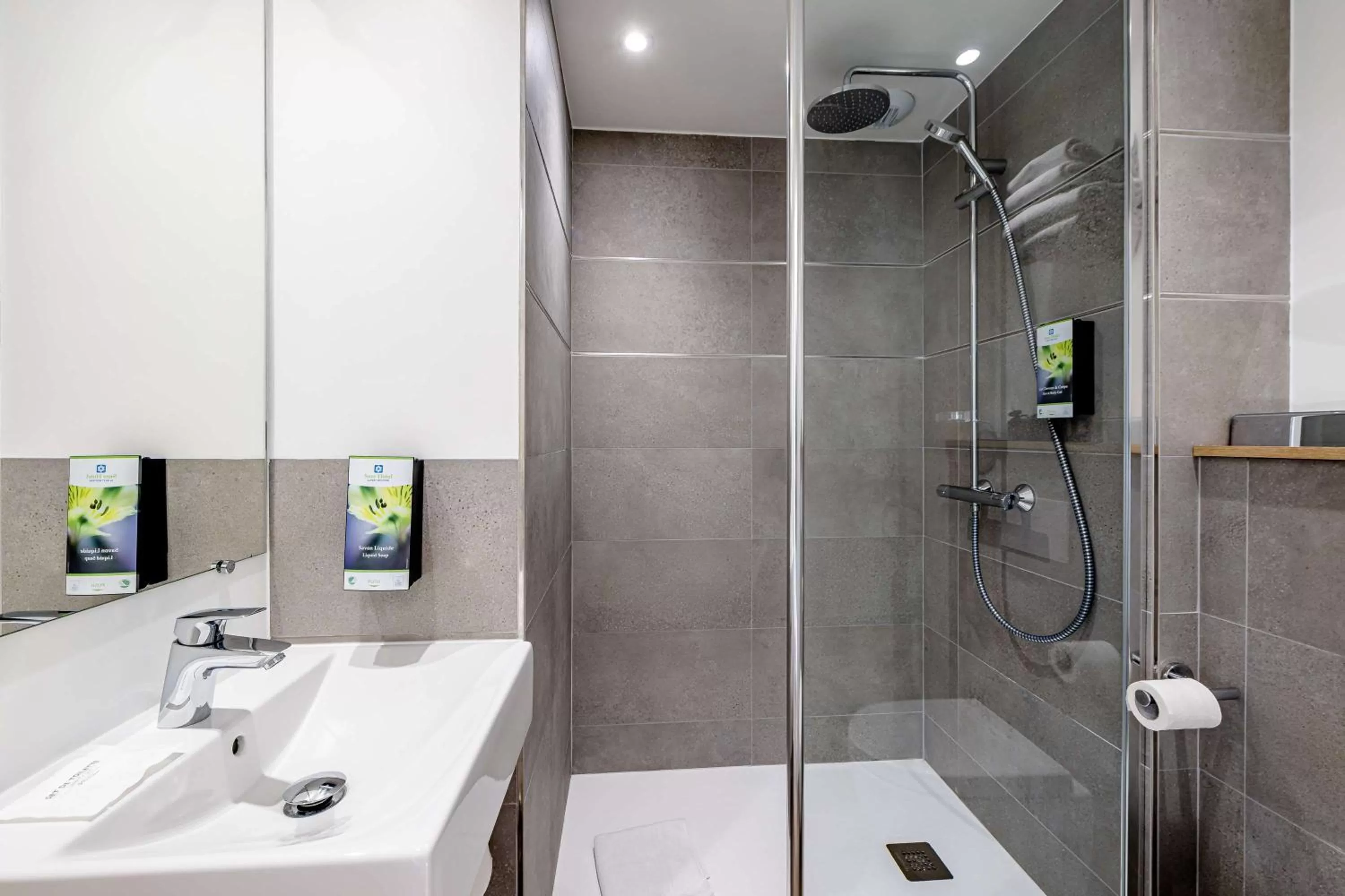 Shower in Sure Hotel by Best Western Bordeaux Lac