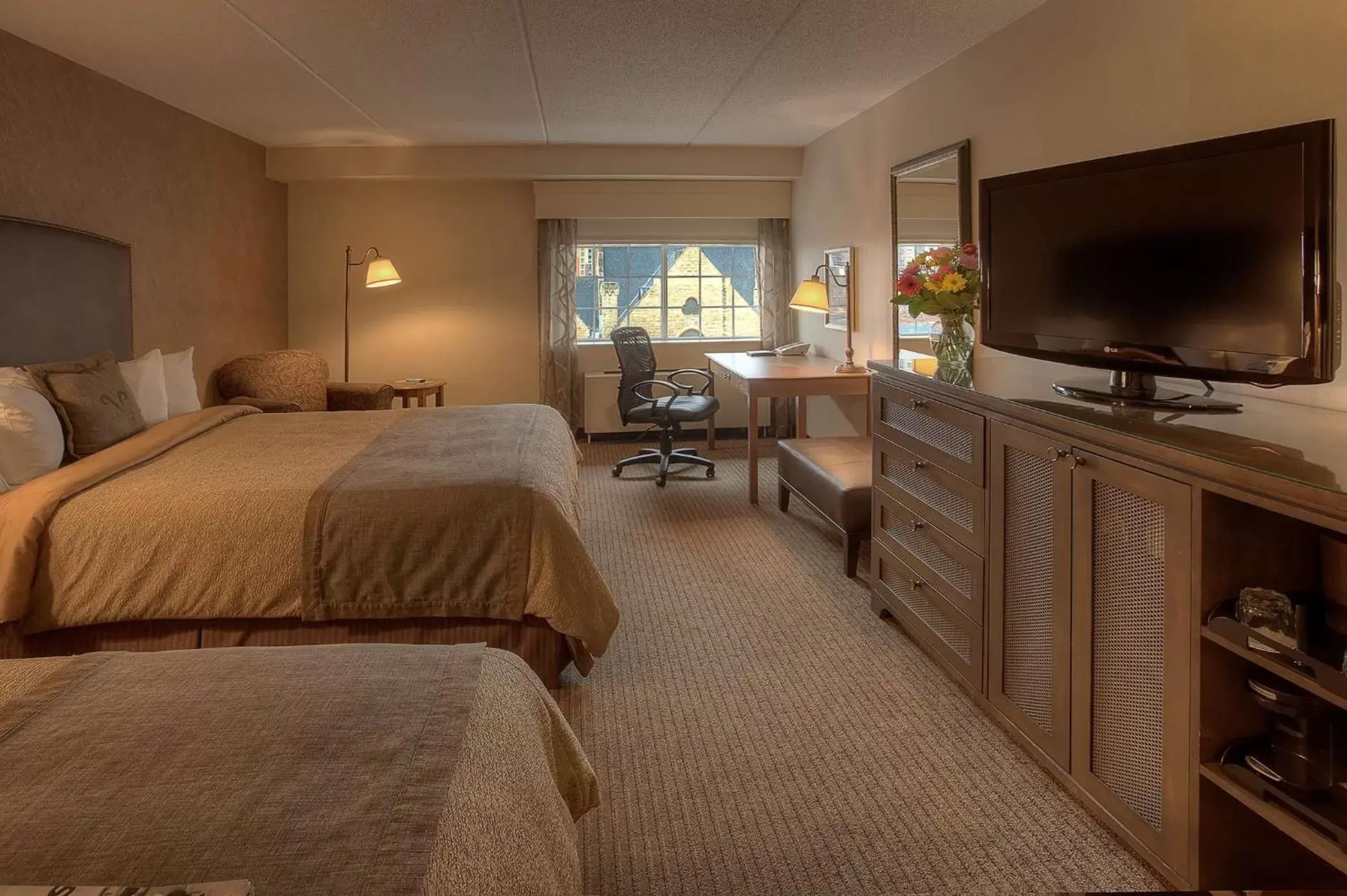 Bed, TV/Entertainment Center in Best Western Plus The Normandy Inn & Suites