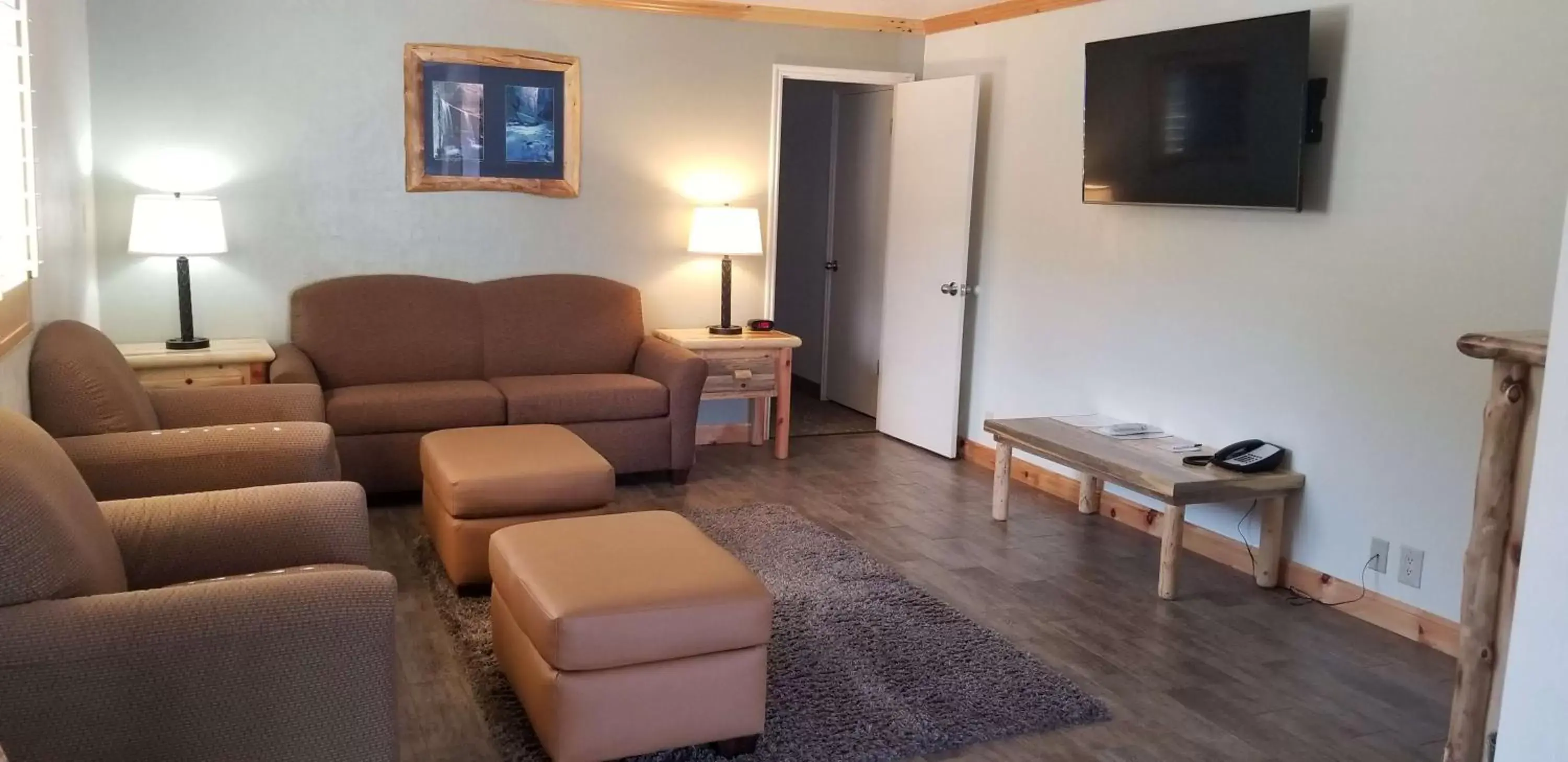 Photo of the whole room, Seating Area in Best Western East Zion Thunderbird Lodge