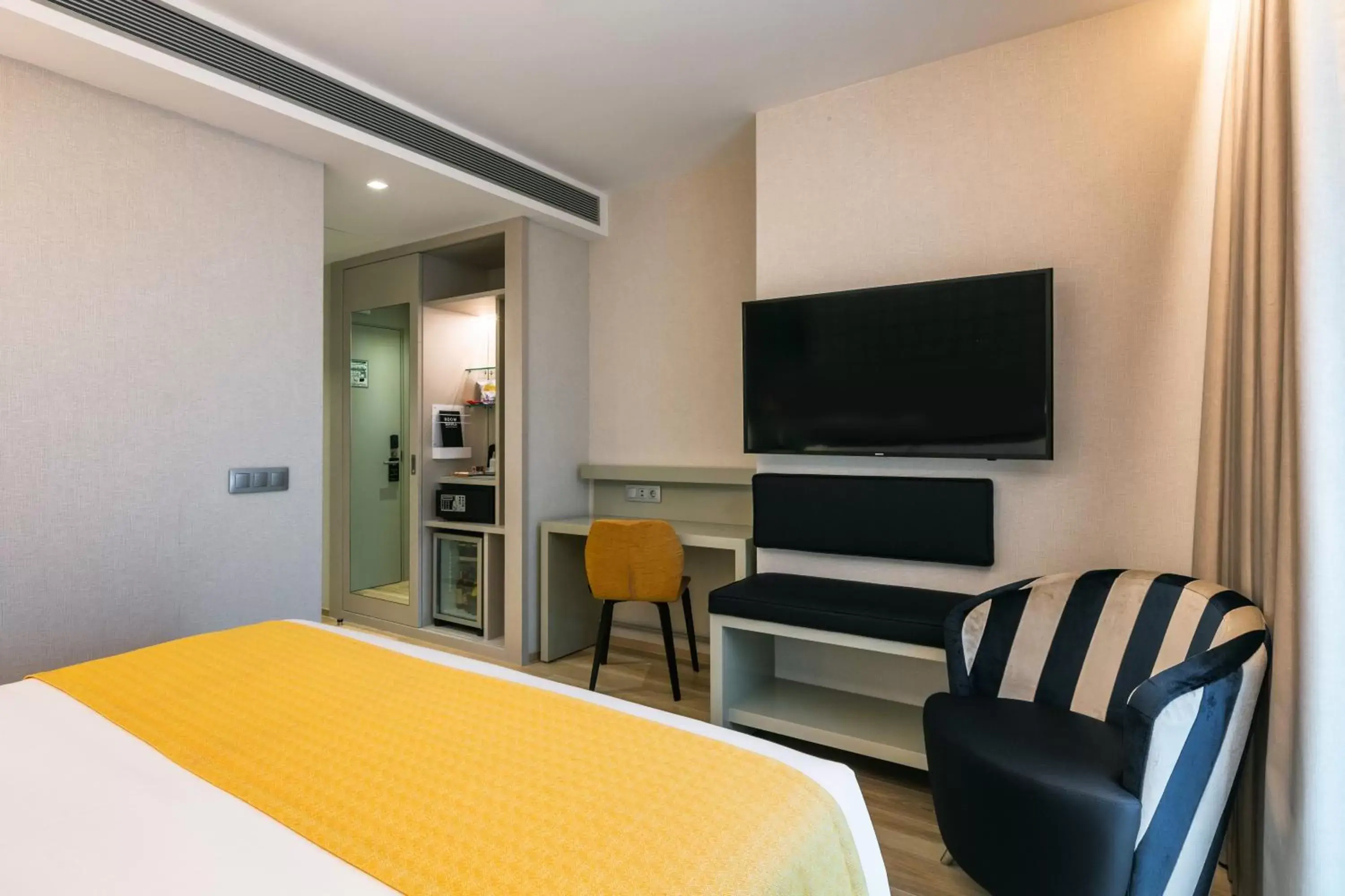 Bed, TV/Entertainment Center in Catalonia Porto