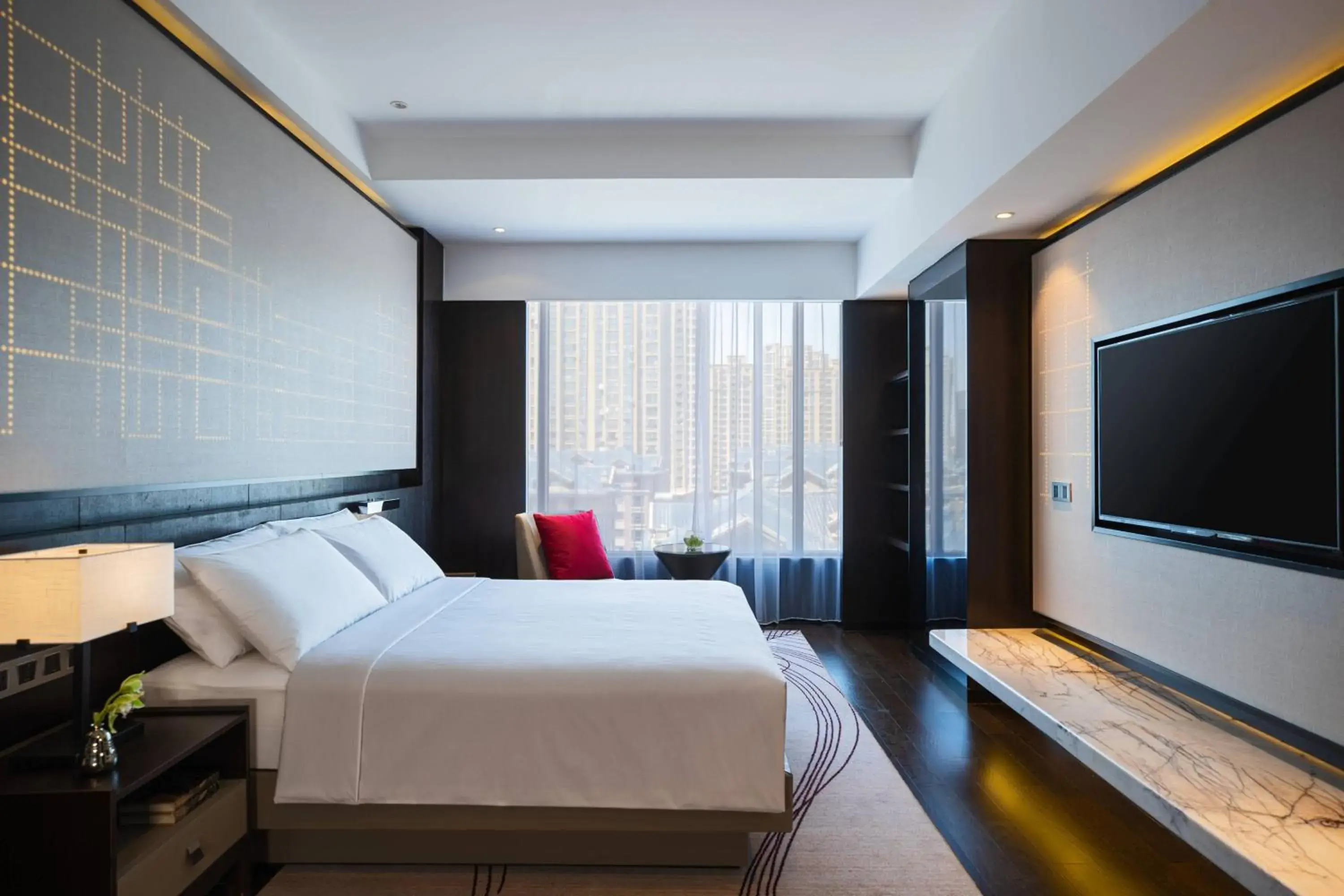 Bedroom, TV/Entertainment Center in Renaissance Shenyang West Hotel