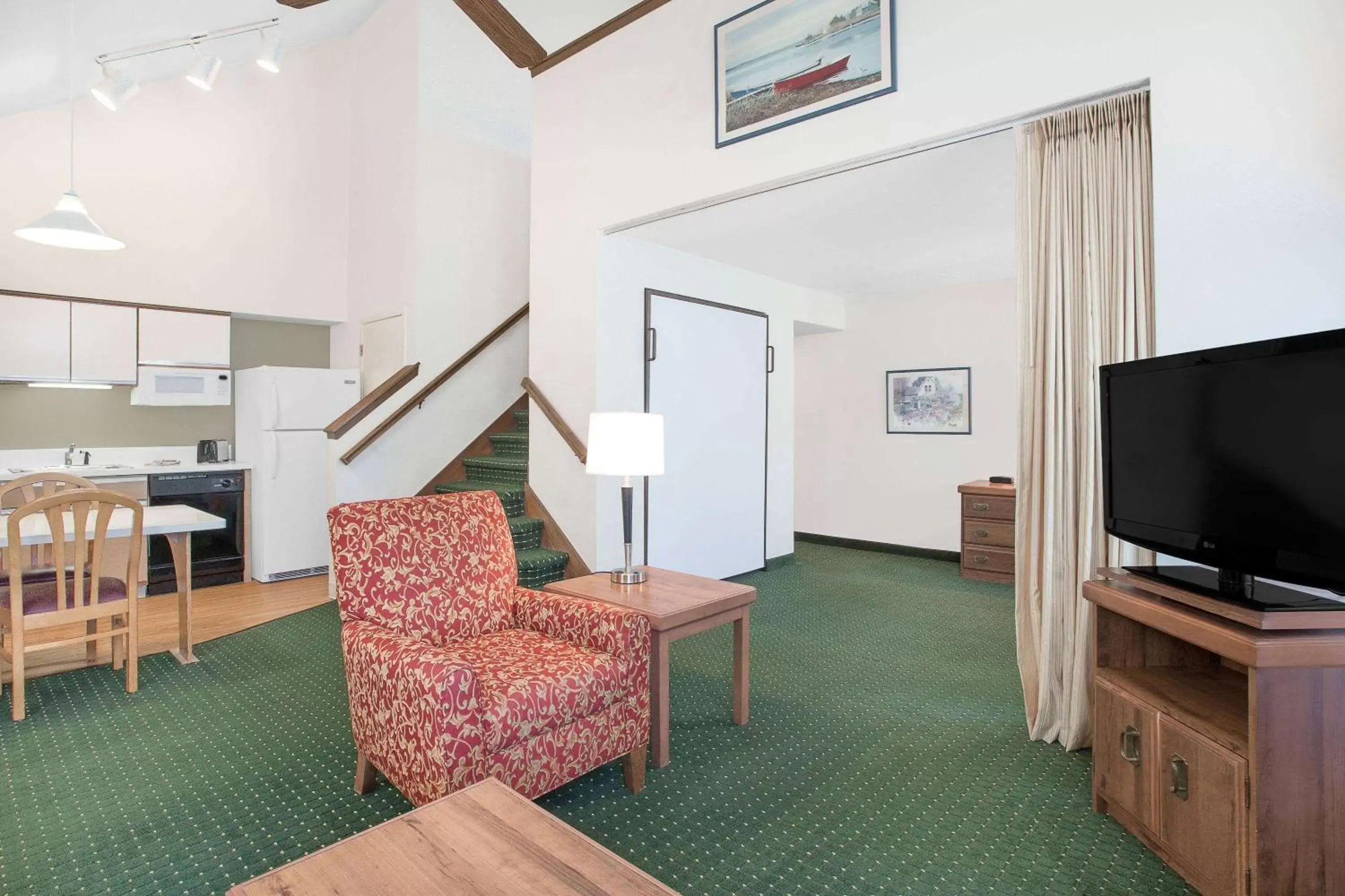 Bedroom, Seating Area in Hawthorn Suites Green Bay