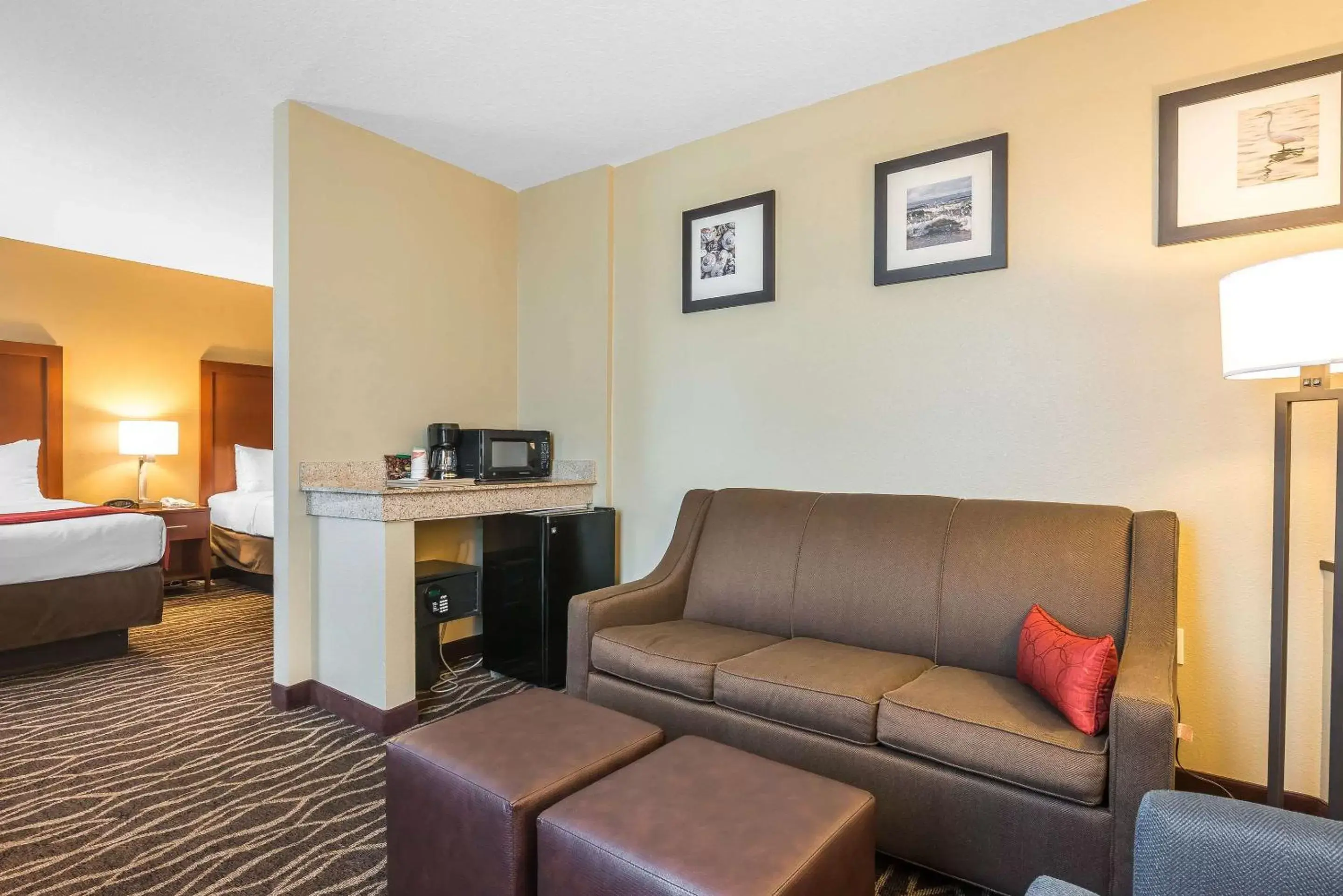 Photo of the whole room, Seating Area in Comfort Suites Tampa Airport North