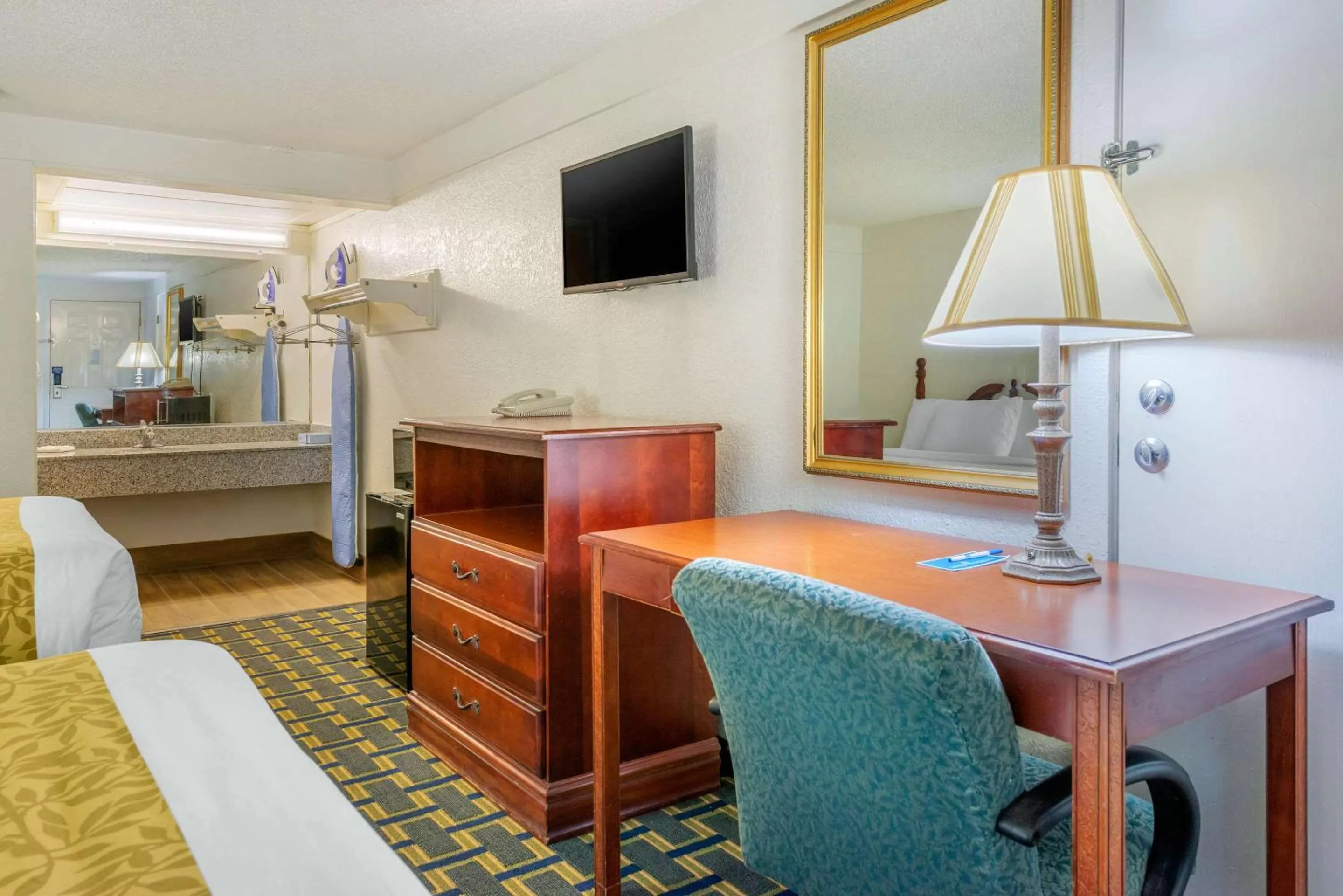 Photo of the whole room, TV/Entertainment Center in Rodeway Inn Hilliard/Columbus