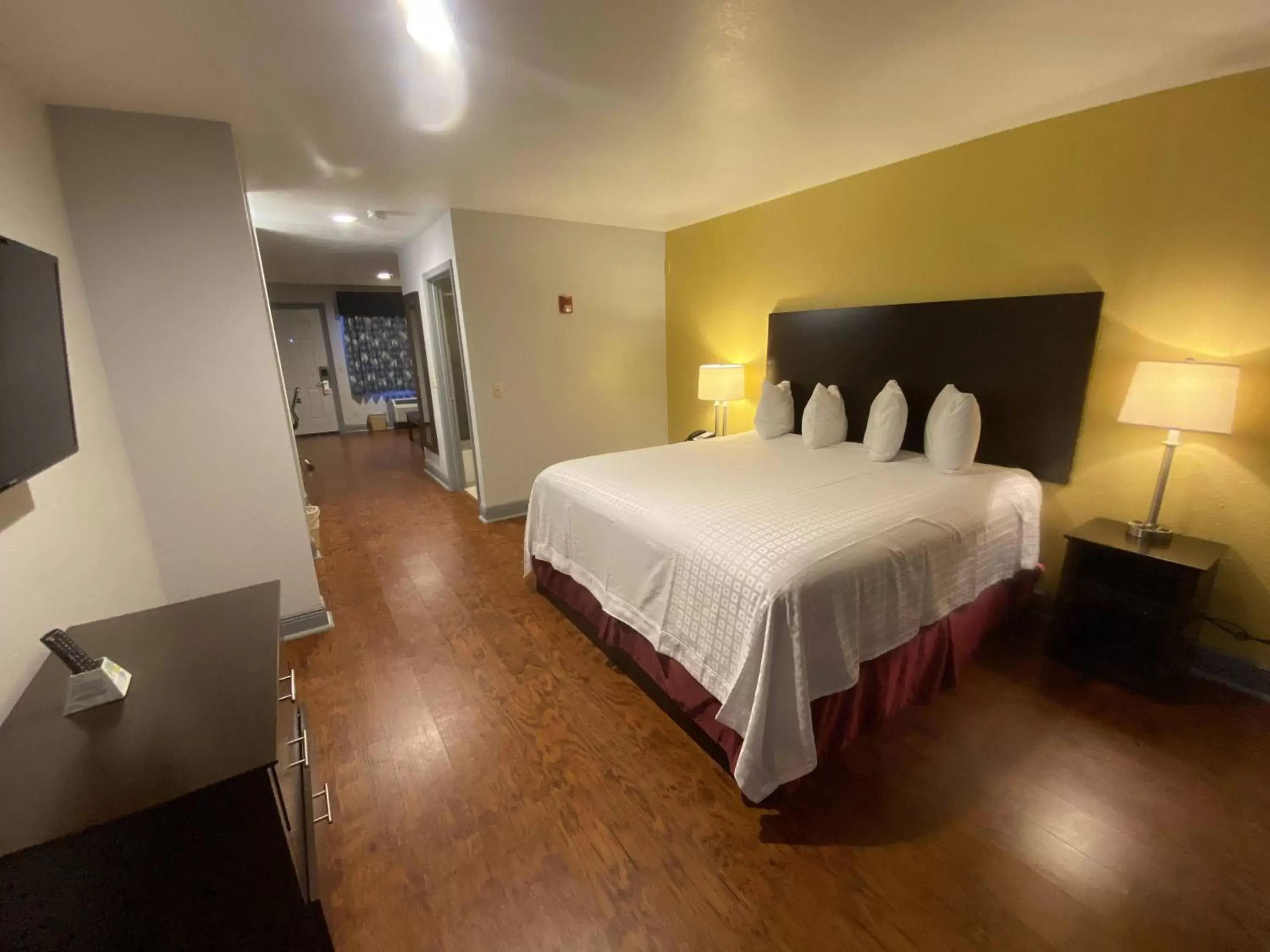Bedroom in SureStay Plus Hotel by Best Western Hammond