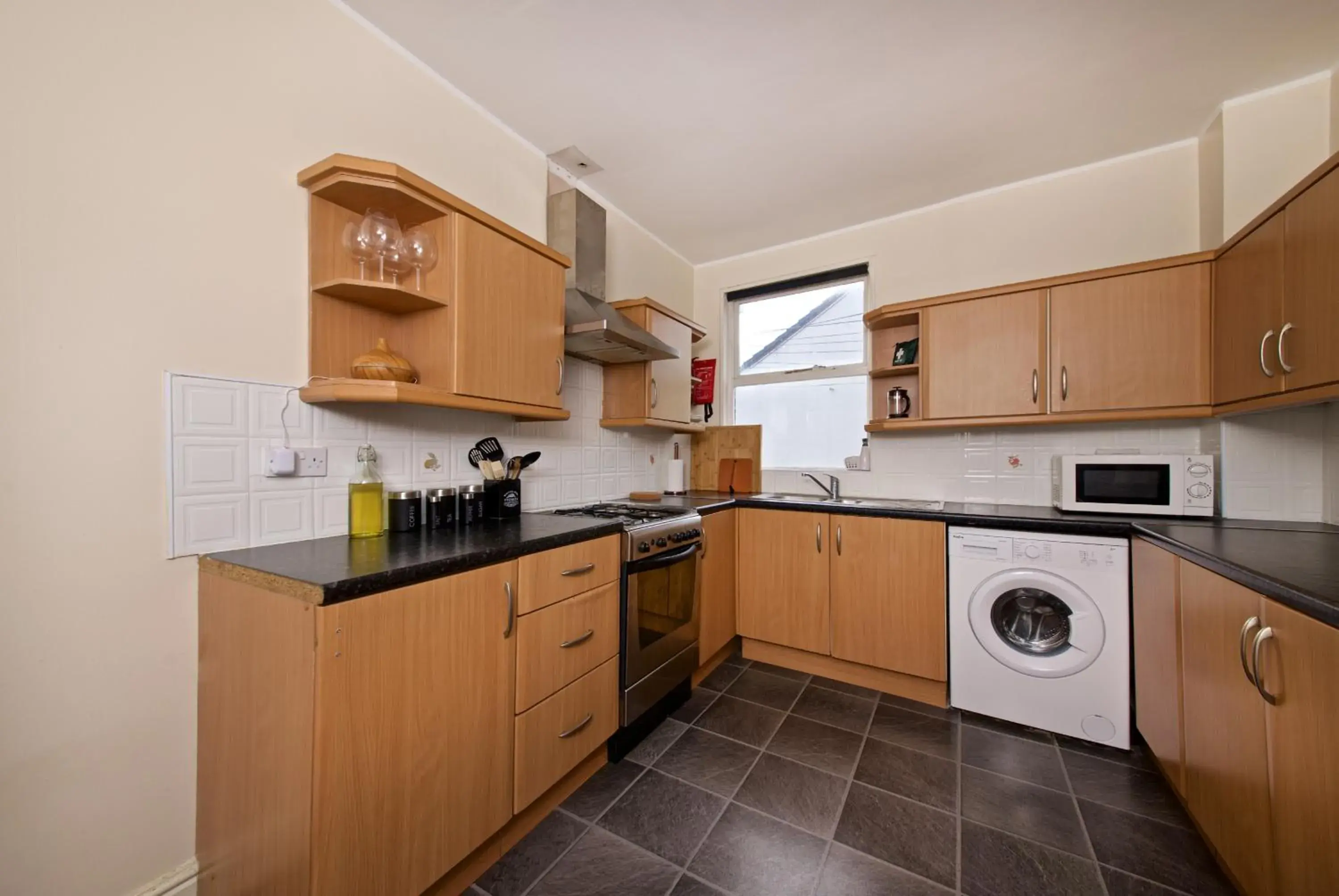 Kitchen or kitchenette, Kitchen/Kitchenette in Liverpool City Stays - Lawrence Road BB1
