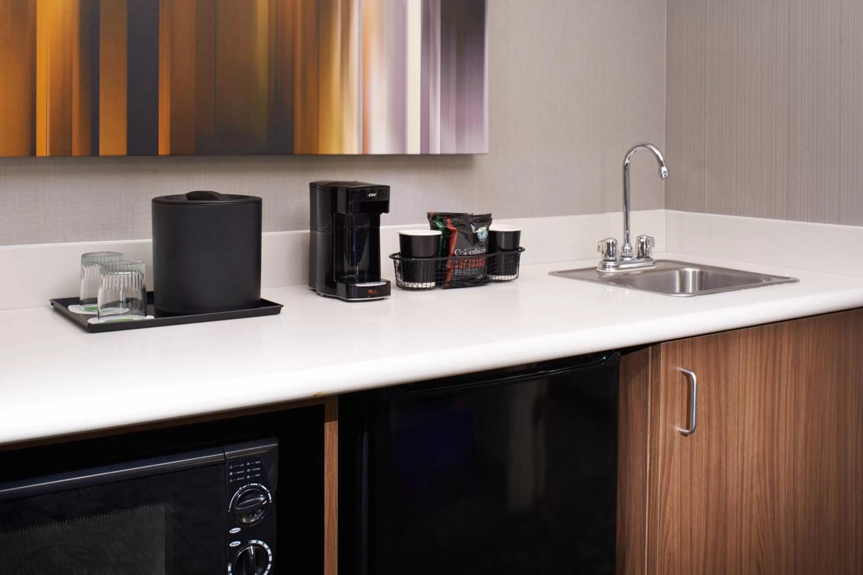 Kitchen or kitchenette in Courtyard Cleveland Independence