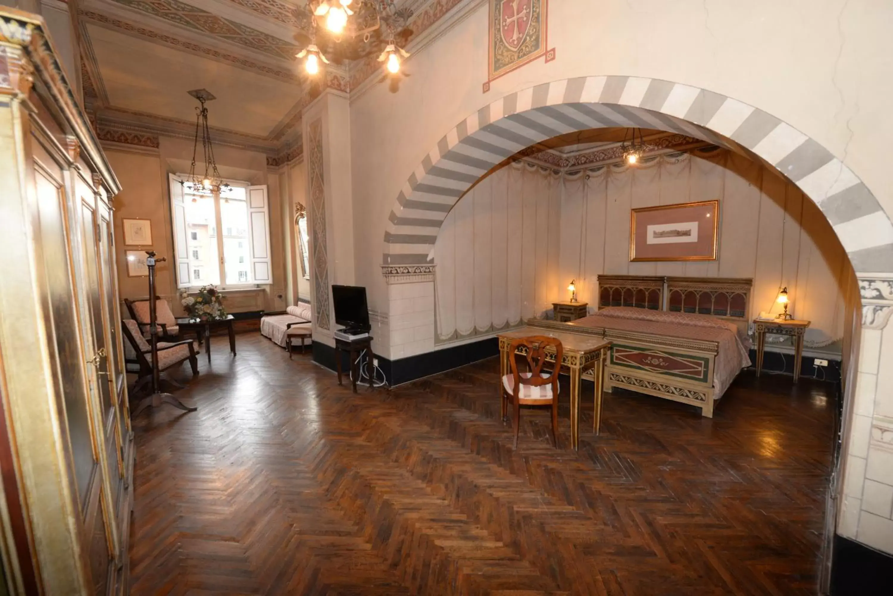 Bed, Seating Area in Royal Victoria Hotel