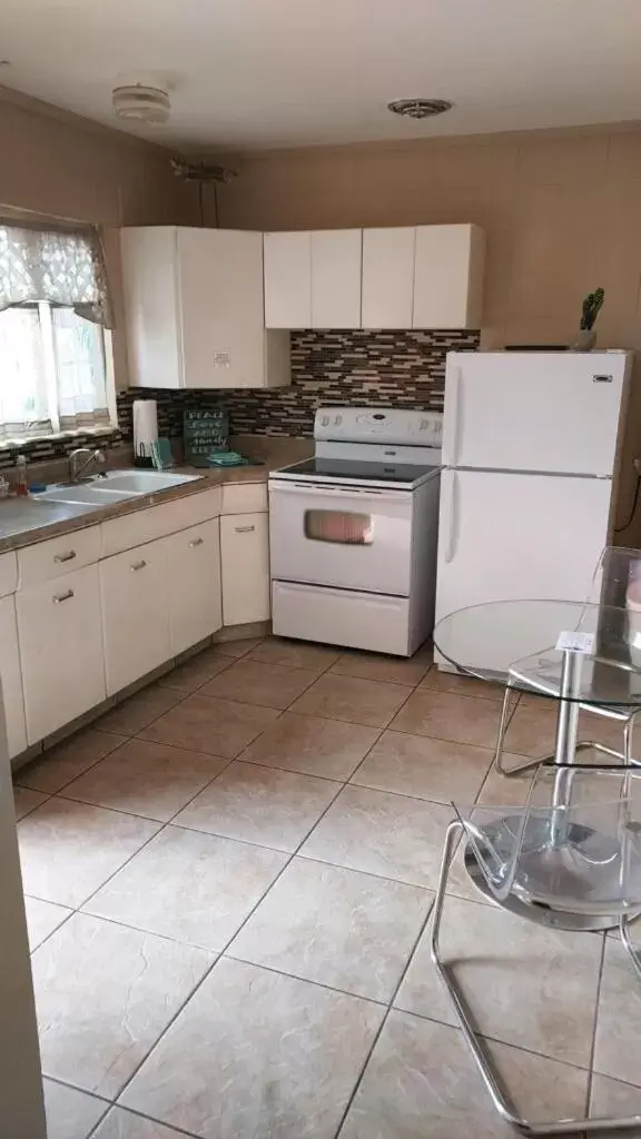 Kitchen/Kitchenette in Red Rock Motel