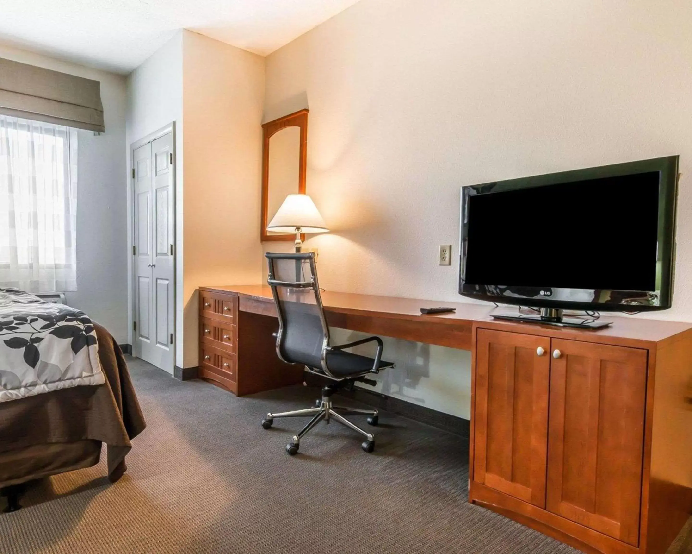 Photo of the whole room, TV/Entertainment Center in Sleep Inn & Suites Winchester