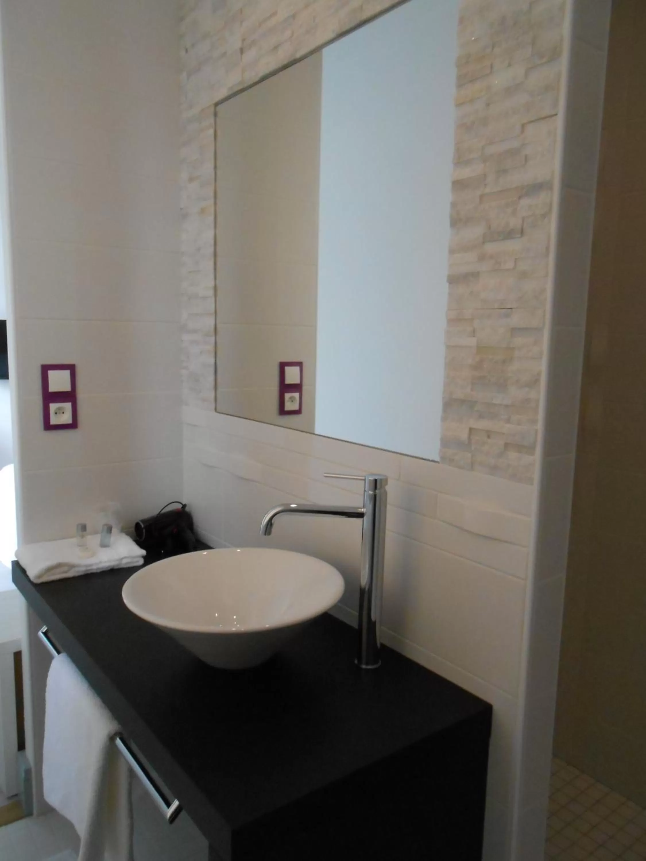 Bathroom in Logis- Hôtel Spa Restaurant l'Epicurial