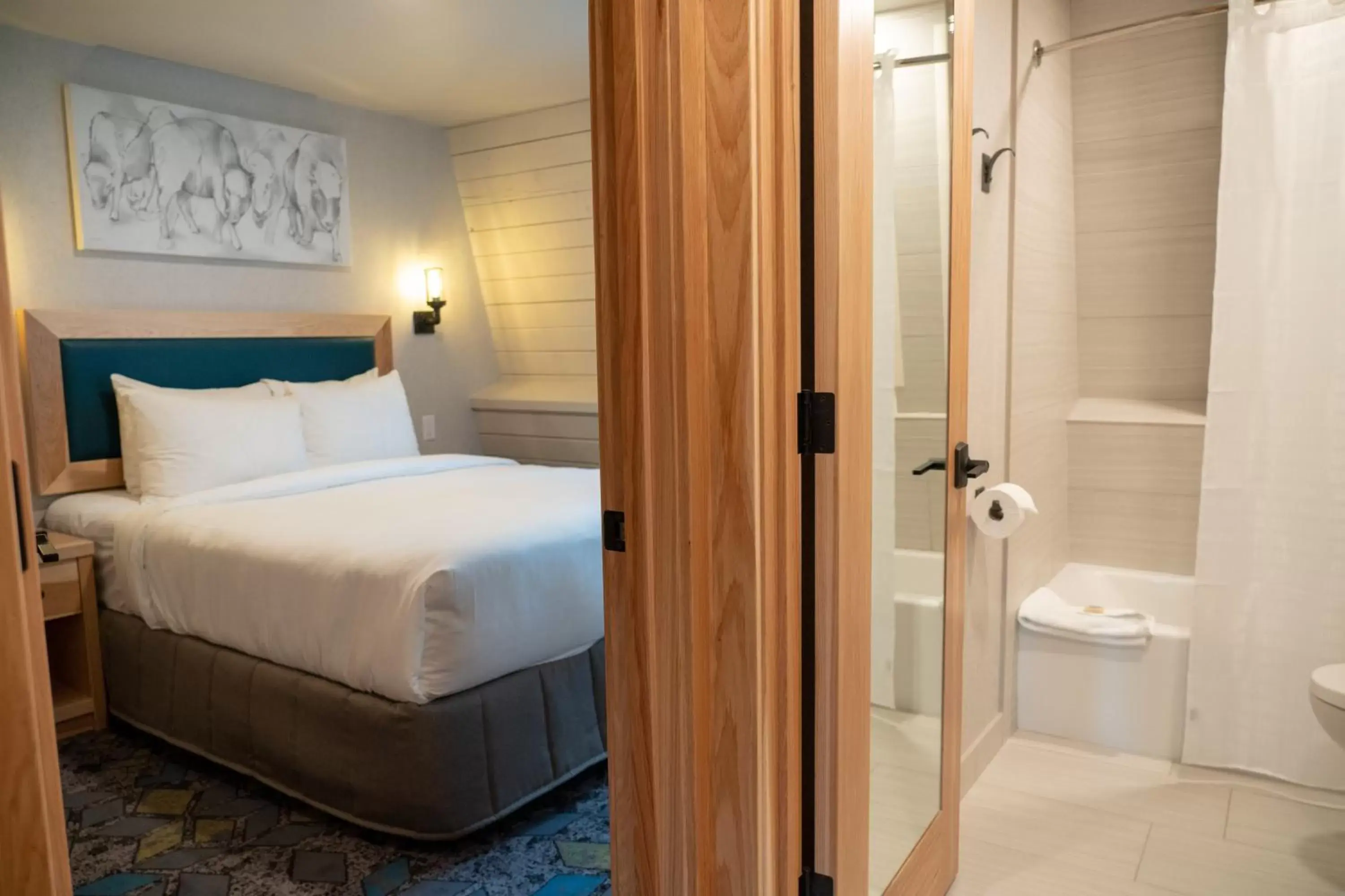 Bathroom, Bed in Tunnel Mountain Resort