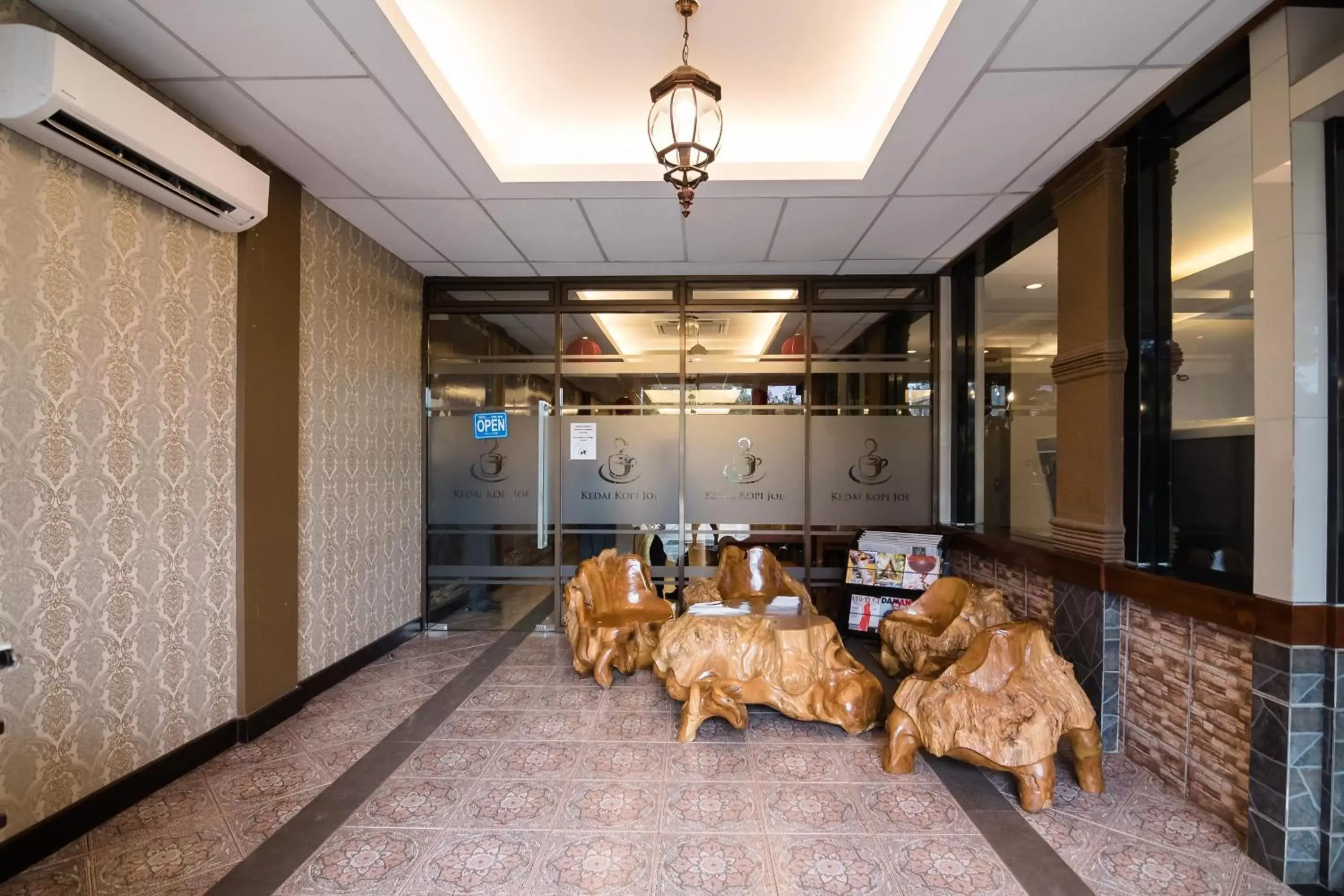 Lobby or reception in RedDoorz Plus near Soekarno Hatta Airport 2 Lobby or reception in RedDoorz Plus near Soekarno Hatta Airport 2