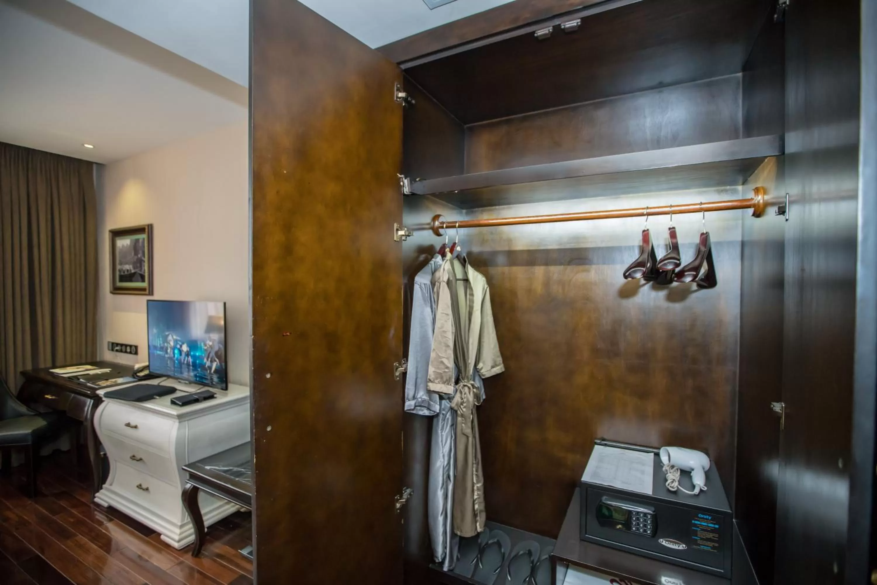 Bedroom, Bed in Paradise Suites Hotel