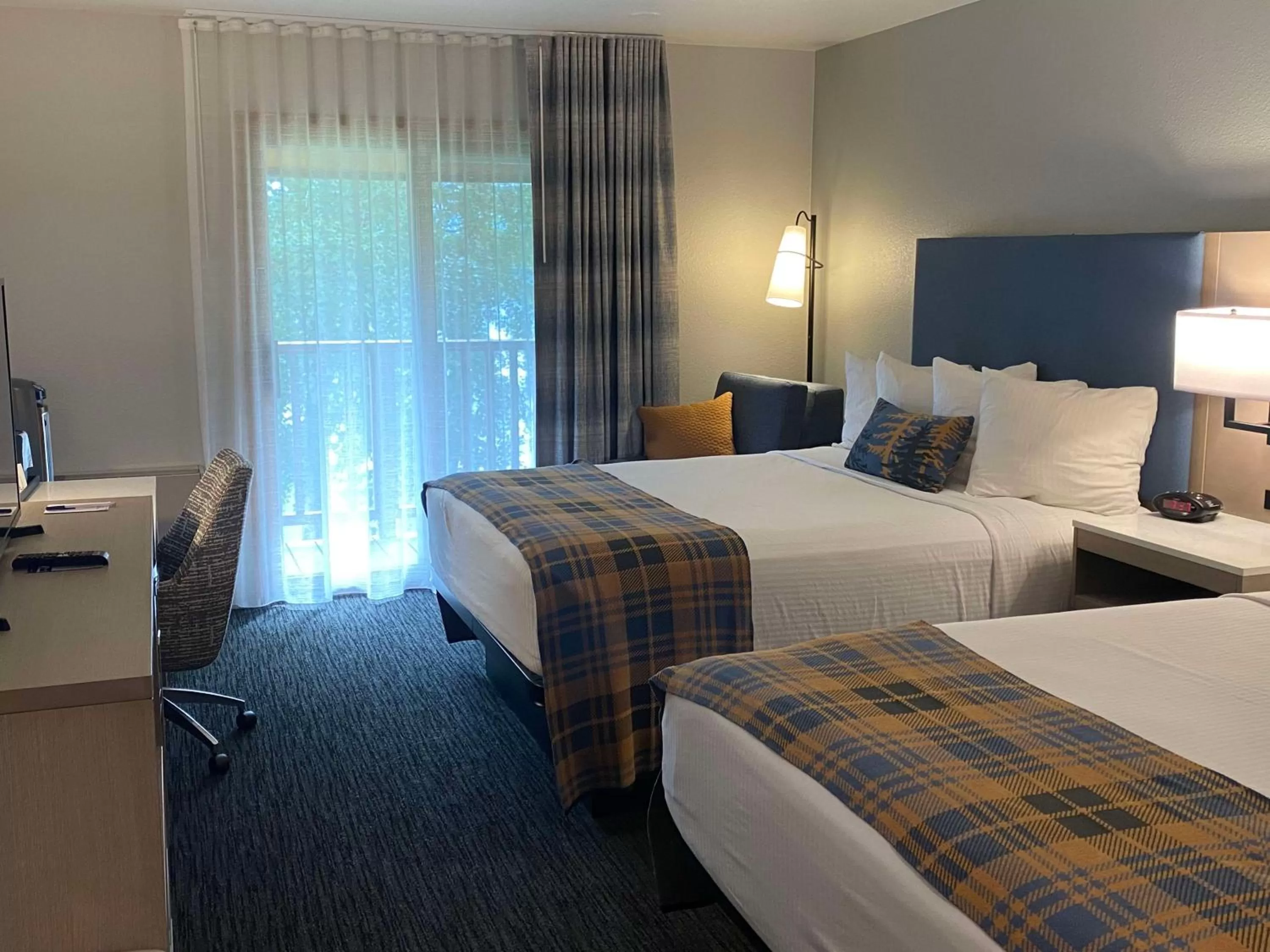 Bedroom in Best Western Lake Lucille Inn