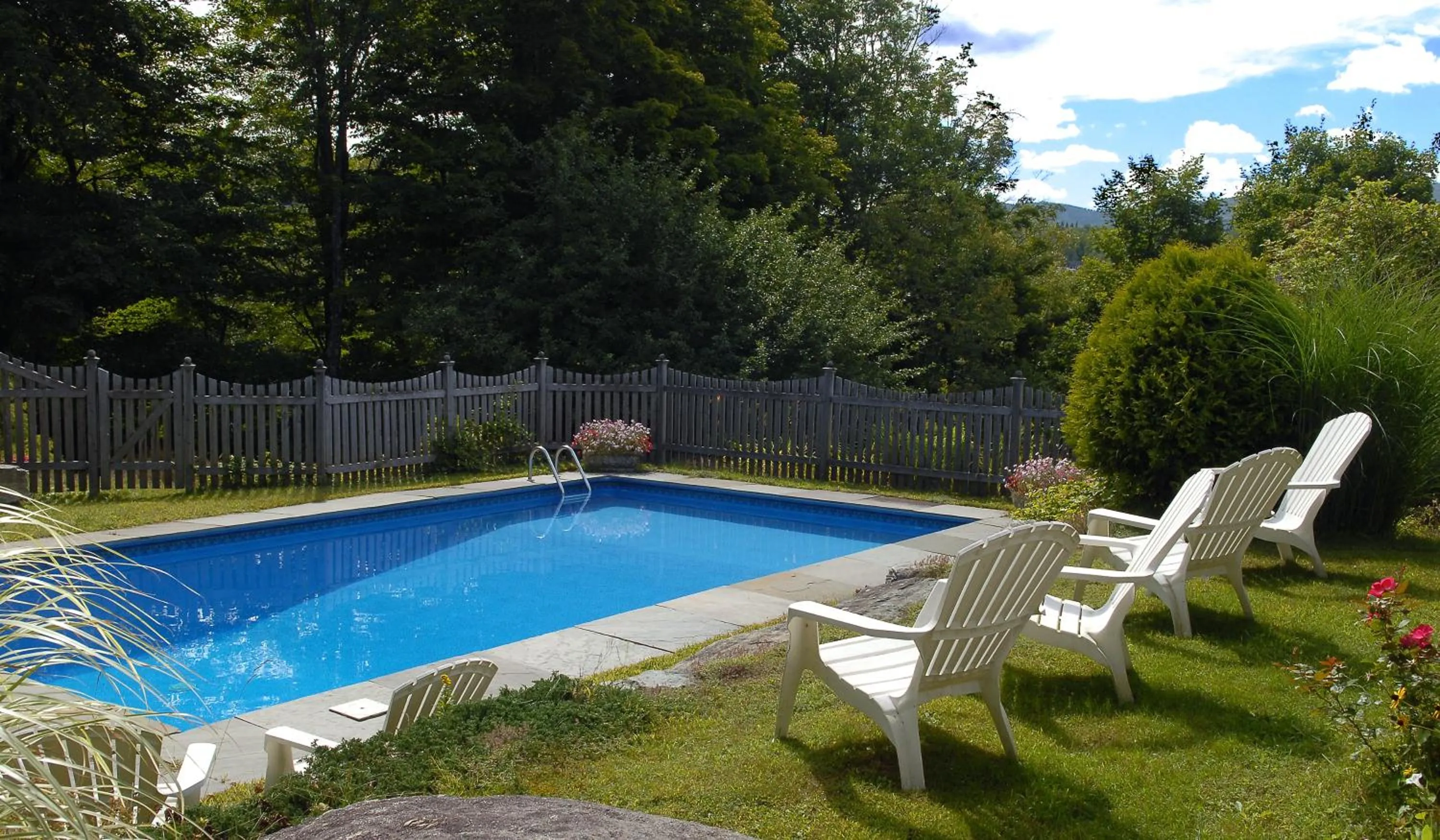 Swimming pool in Deerhill Inn
